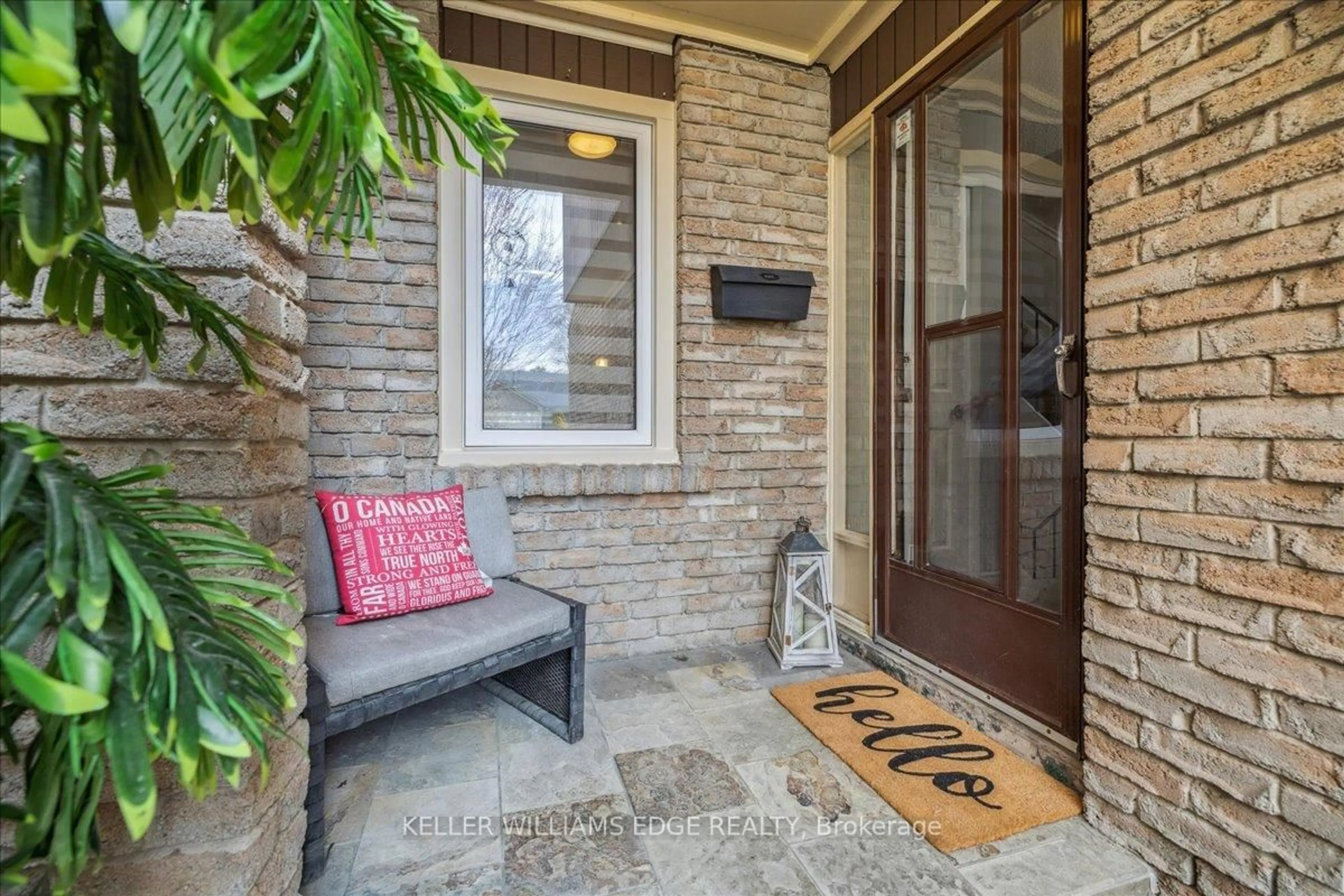 Indoor entryway for 2301 Cavendish Dr #150, Burlington Ontario L7P 3M3