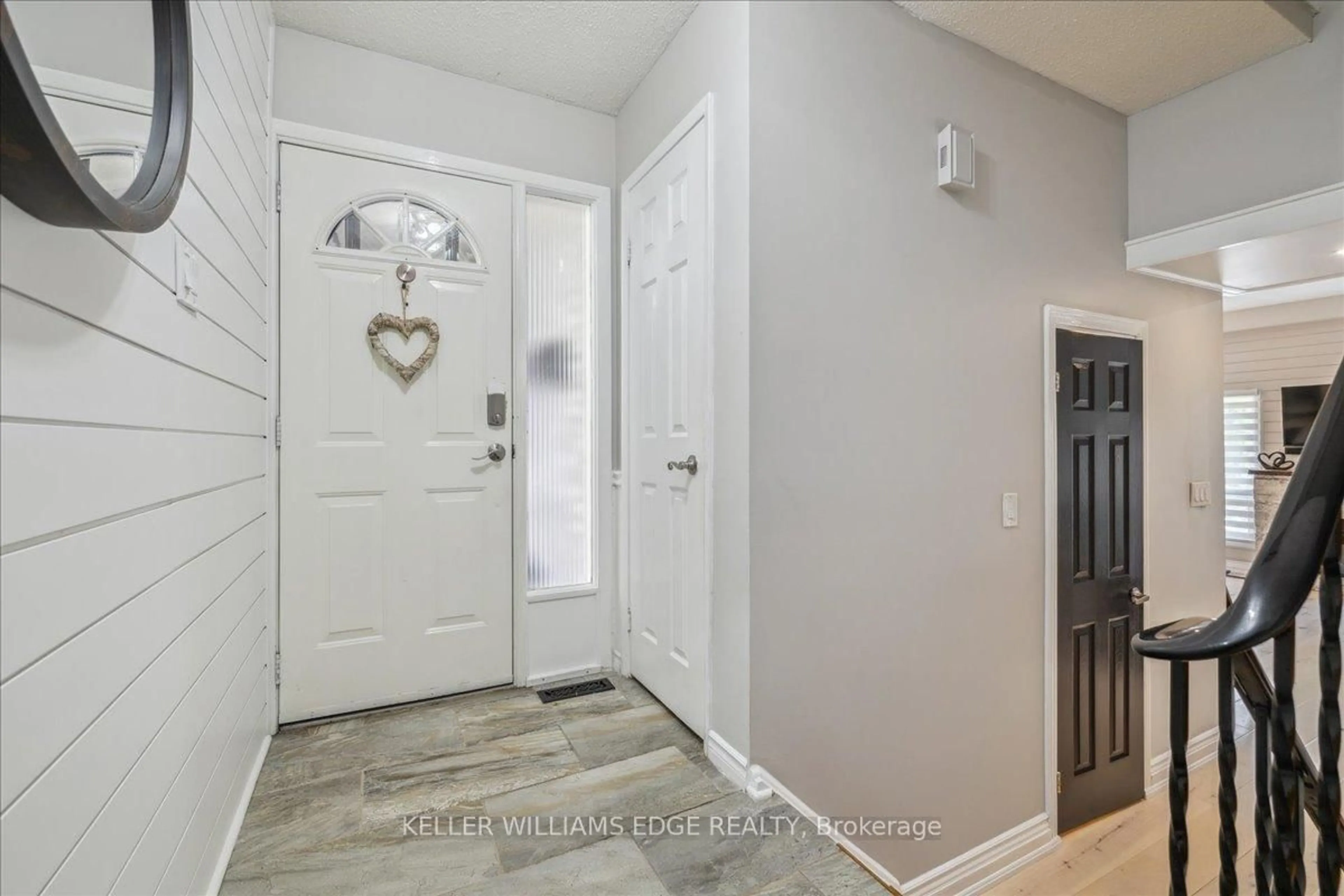 Indoor entryway for 2301 Cavendish Dr #150, Burlington Ontario L7P 3M3