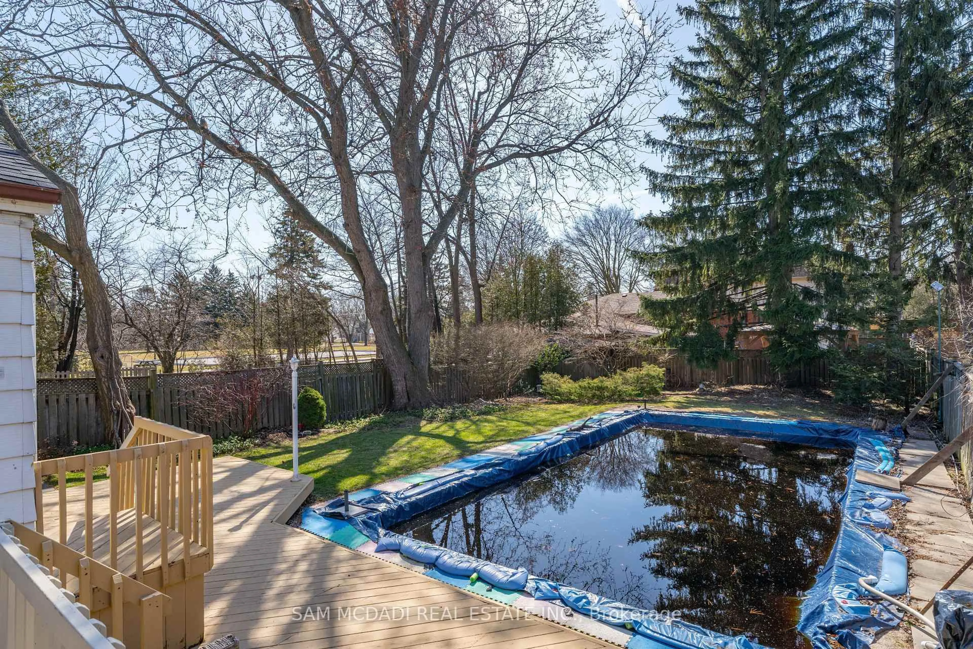 Pool for 1218 Lakebreeze Dr, Mississauga Ontario L5G 3W6