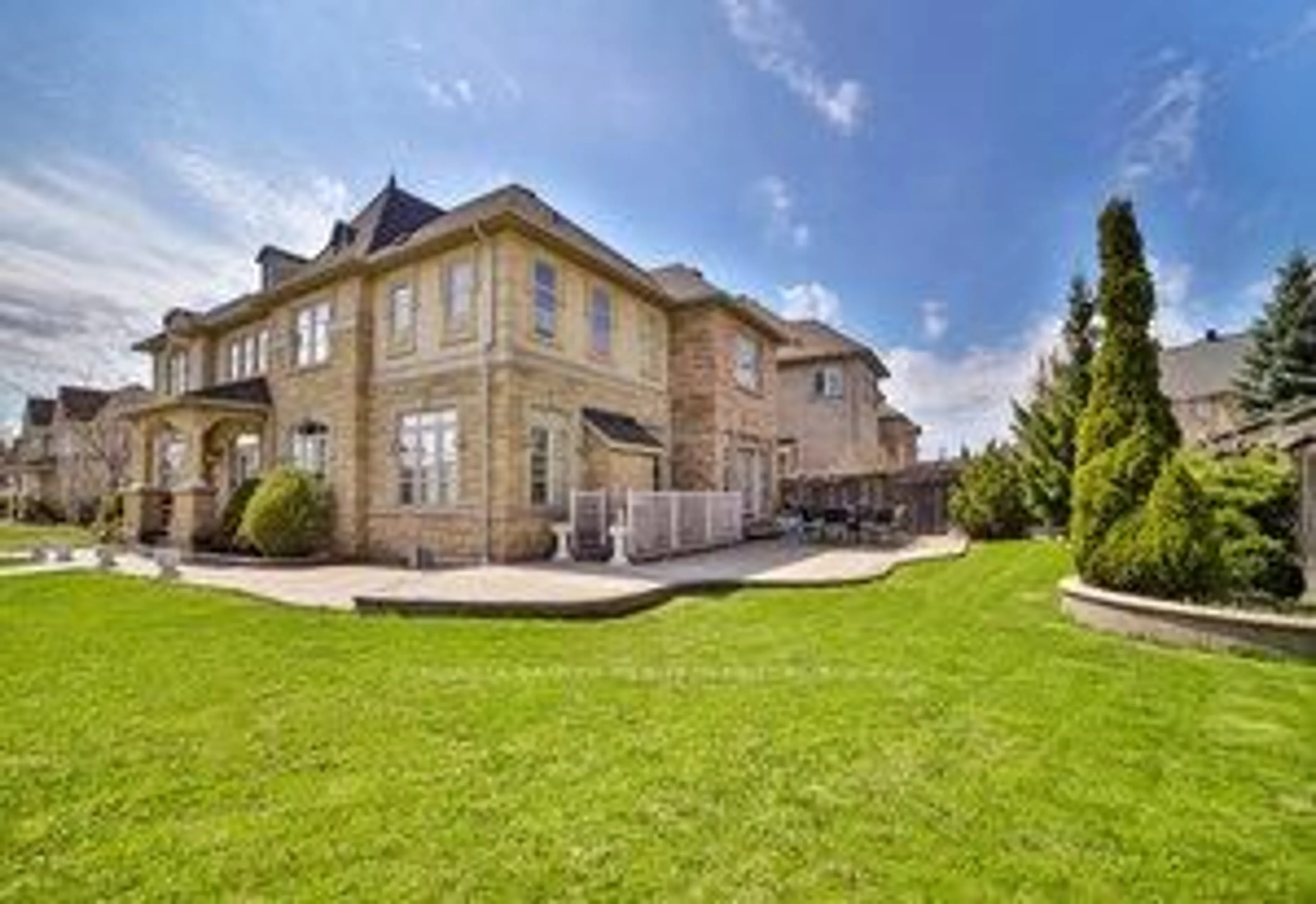 A pic from outside/outdoor area/front of a property/back of a property/a pic from drone, street for 1335 Arrowhead Rd, Oakville Ontario L6H 0B2