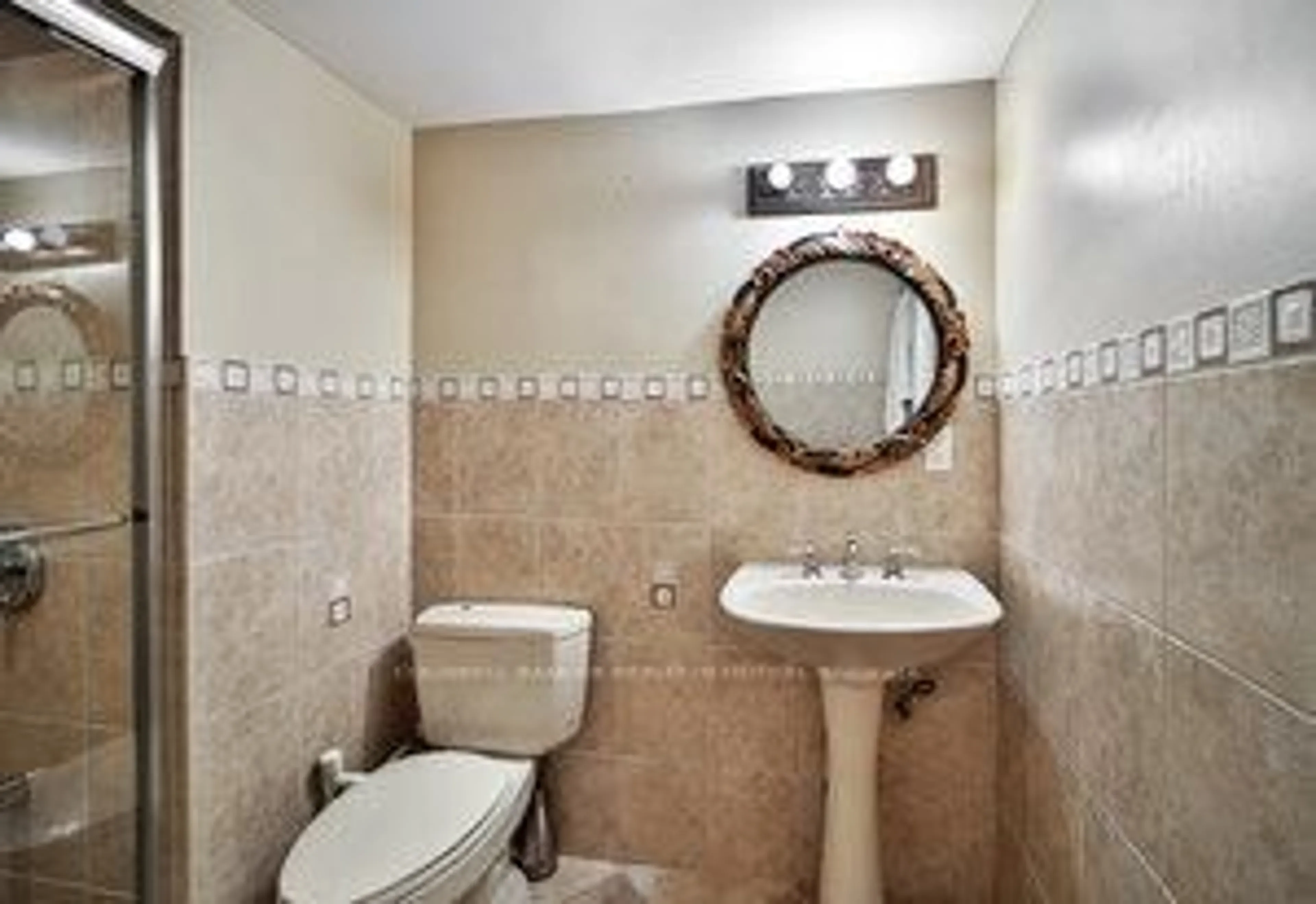 Standard bathroom, ceramic/tile floor for 1335 Arrowhead Rd, Oakville Ontario L6H 0B2