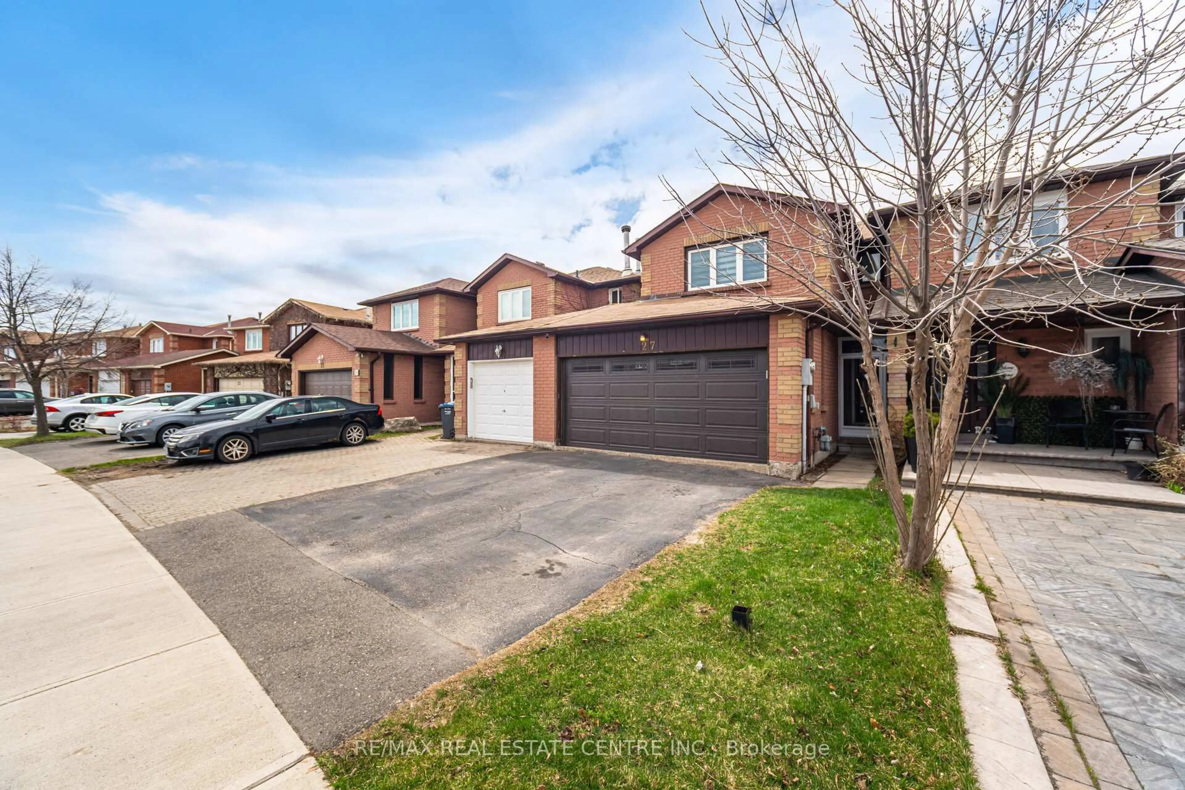A pic from outside/outdoor area/front of a property/back of a property/a pic from drone, street for 27 Woodsend Ru, Brampton Ontario L6Y 4G8