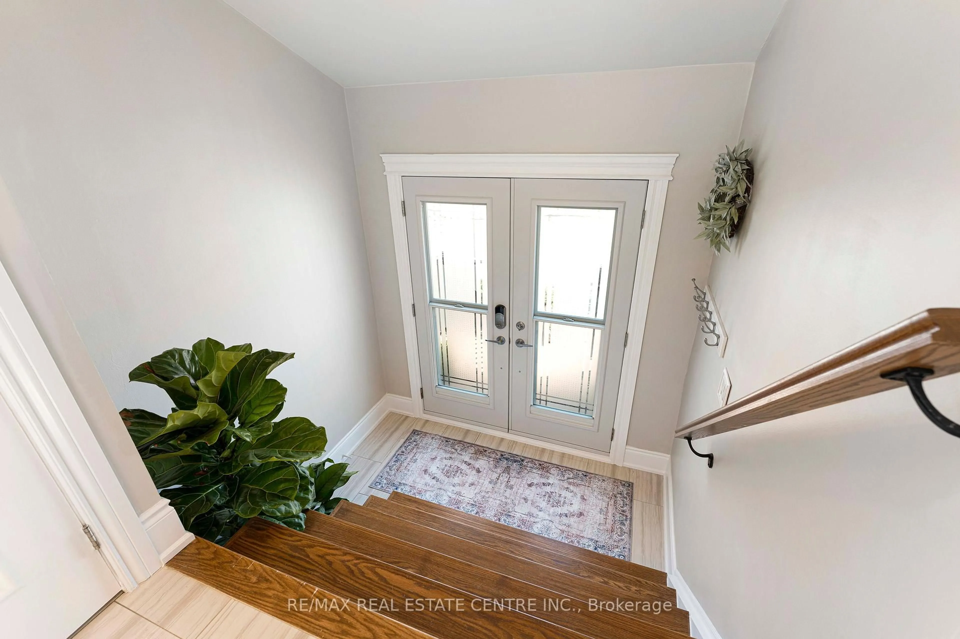 Indoor entryway for 9 Royal Palm Dr, Brampton Ontario L6Z 1P1