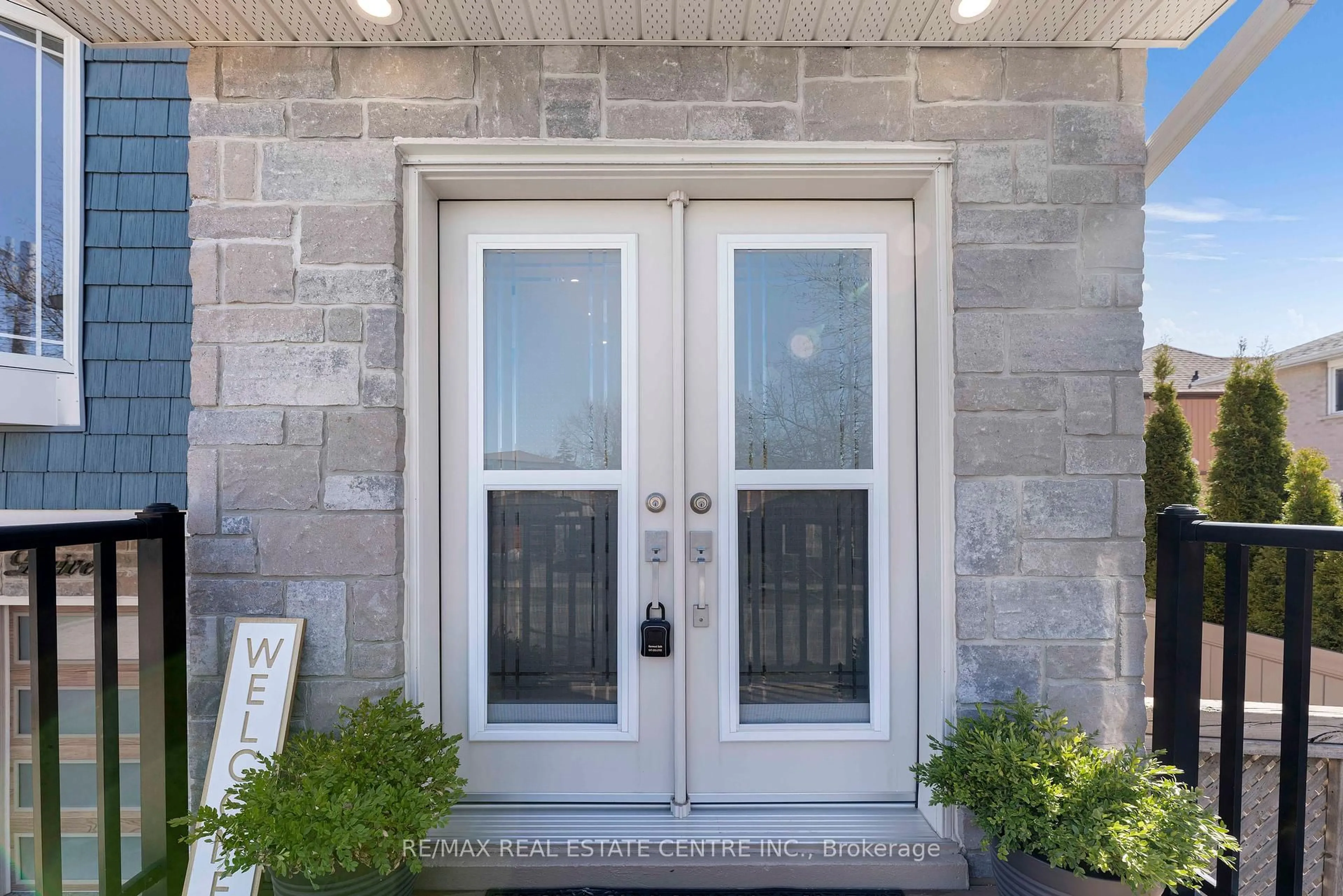 Indoor entryway for 9 Royal Palm Dr, Brampton Ontario L6Z 1P1