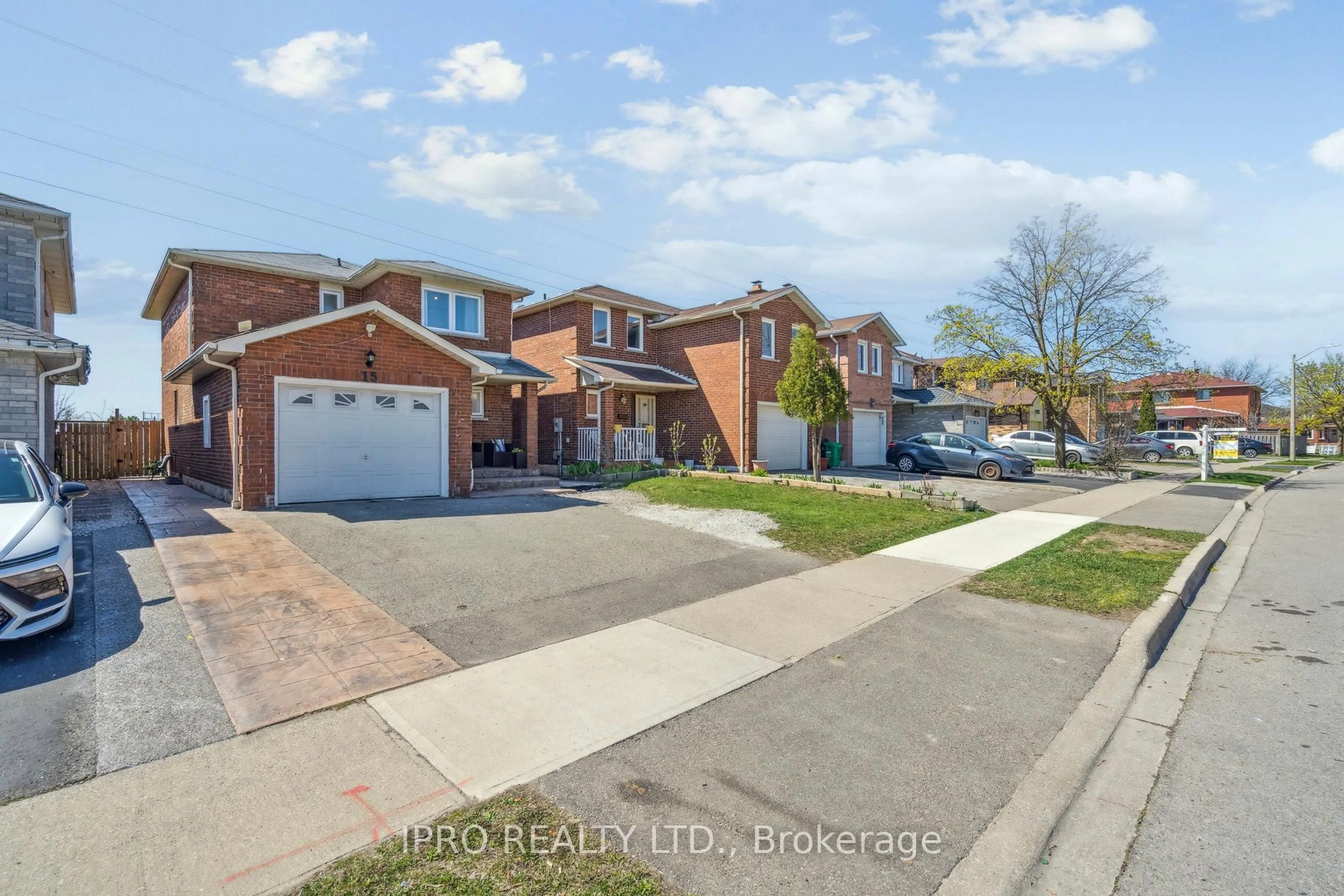 A pic from outside/outdoor area/front of a property/back of a property/a pic from drone, street for 15 Fallen Oak Crt, Brampton Ontario L6Y 3T6
