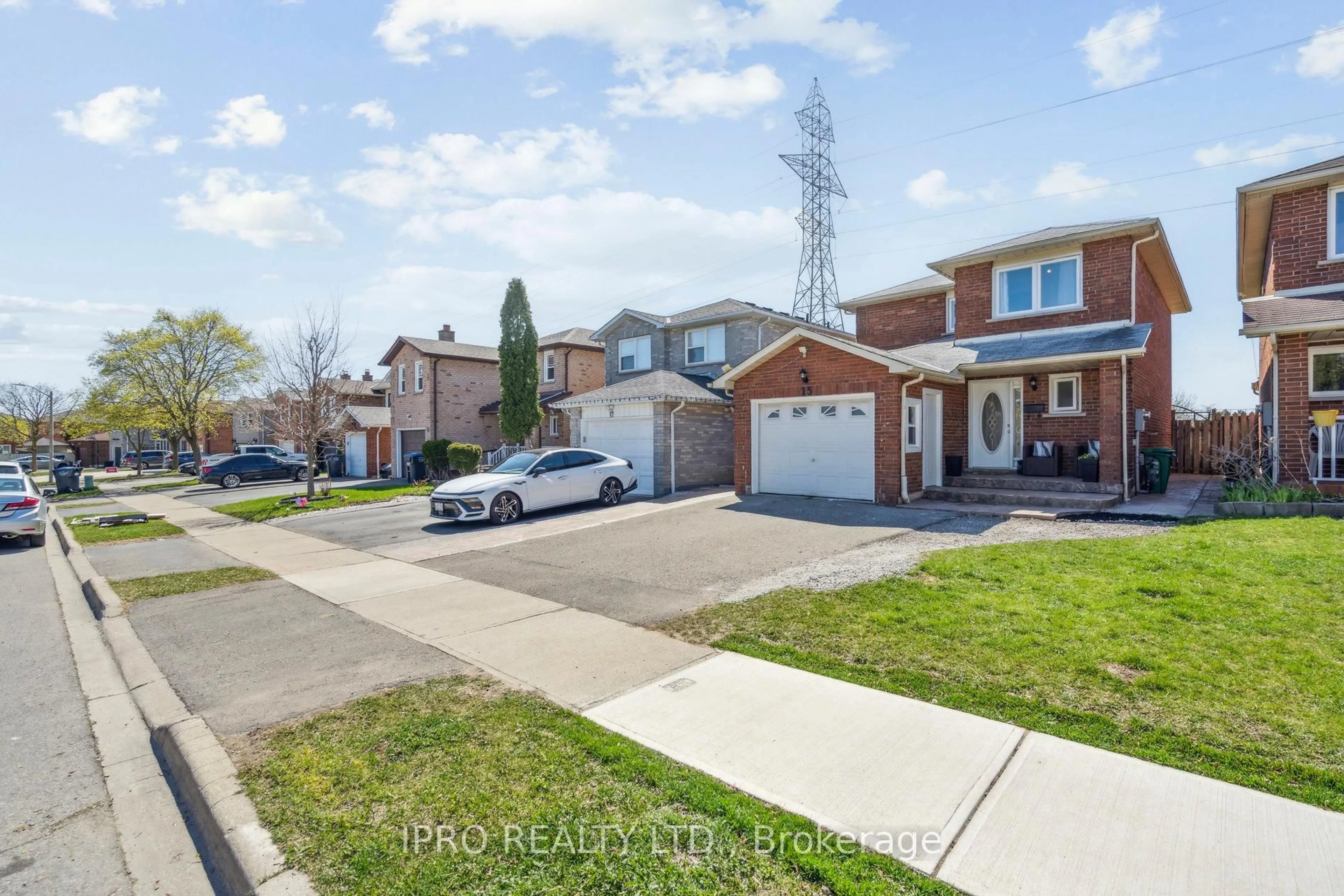 A pic from outside/outdoor area/front of a property/back of a property/a pic from drone, street for 15 Fallen Oak Crt, Brampton Ontario L6Y 3T6