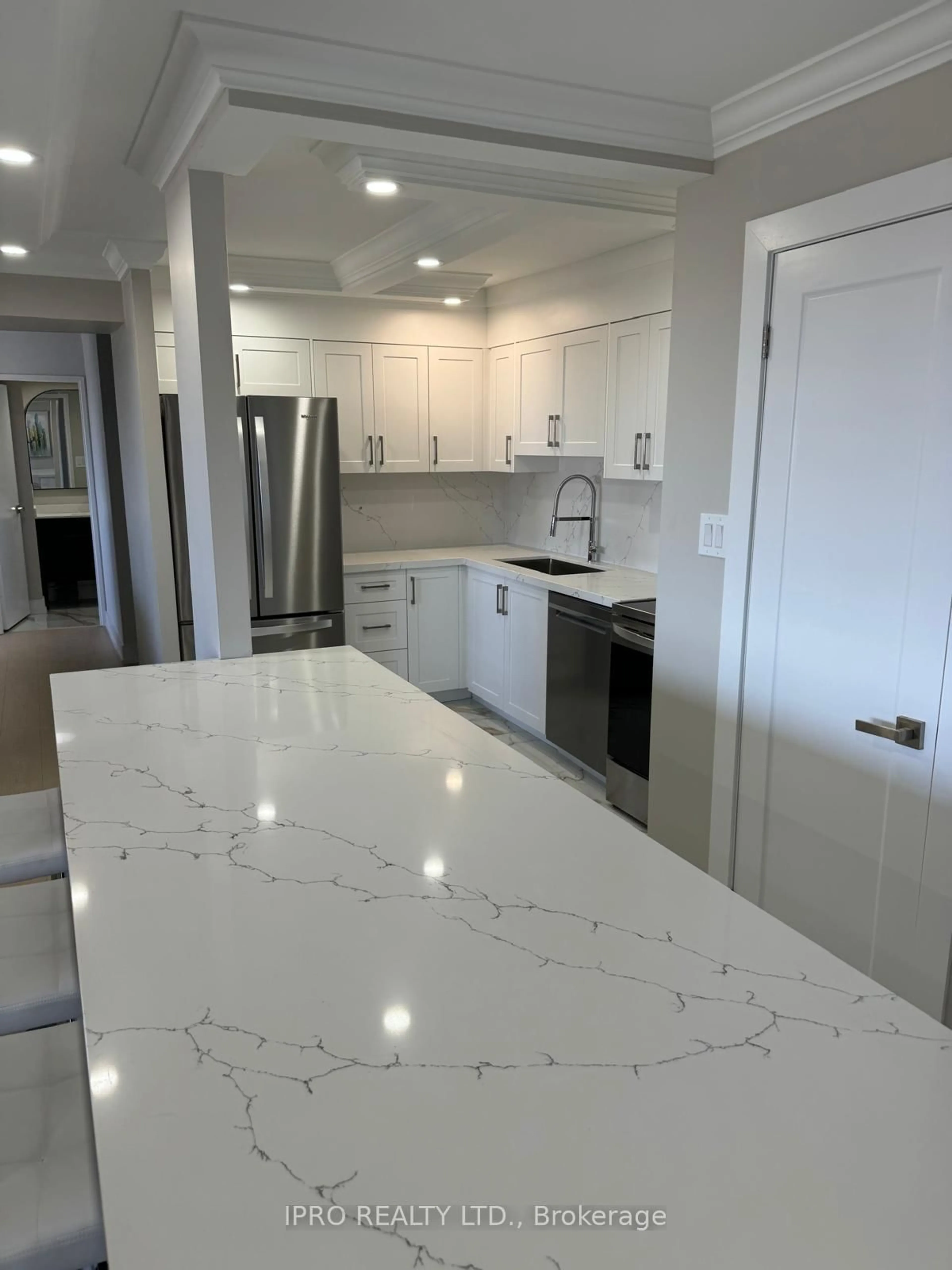 Open concept kitchen, ceramic/tile floor for 1580 Mississauga Valley Blvd #1110, Mississauga Ontario L5A 3T8