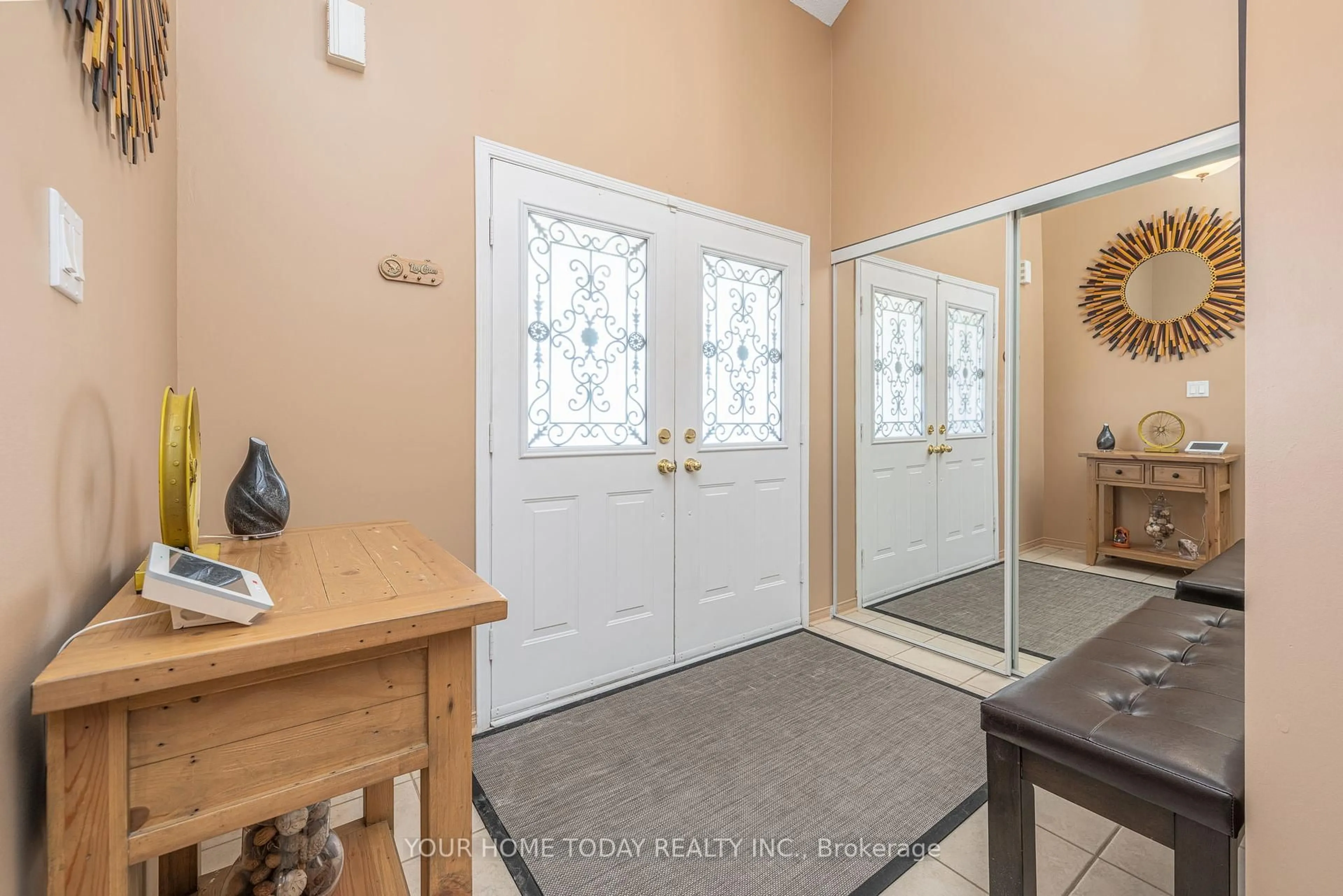 Indoor entryway for 208 Van Scott Dr, Brampton Ontario L7A 1V9