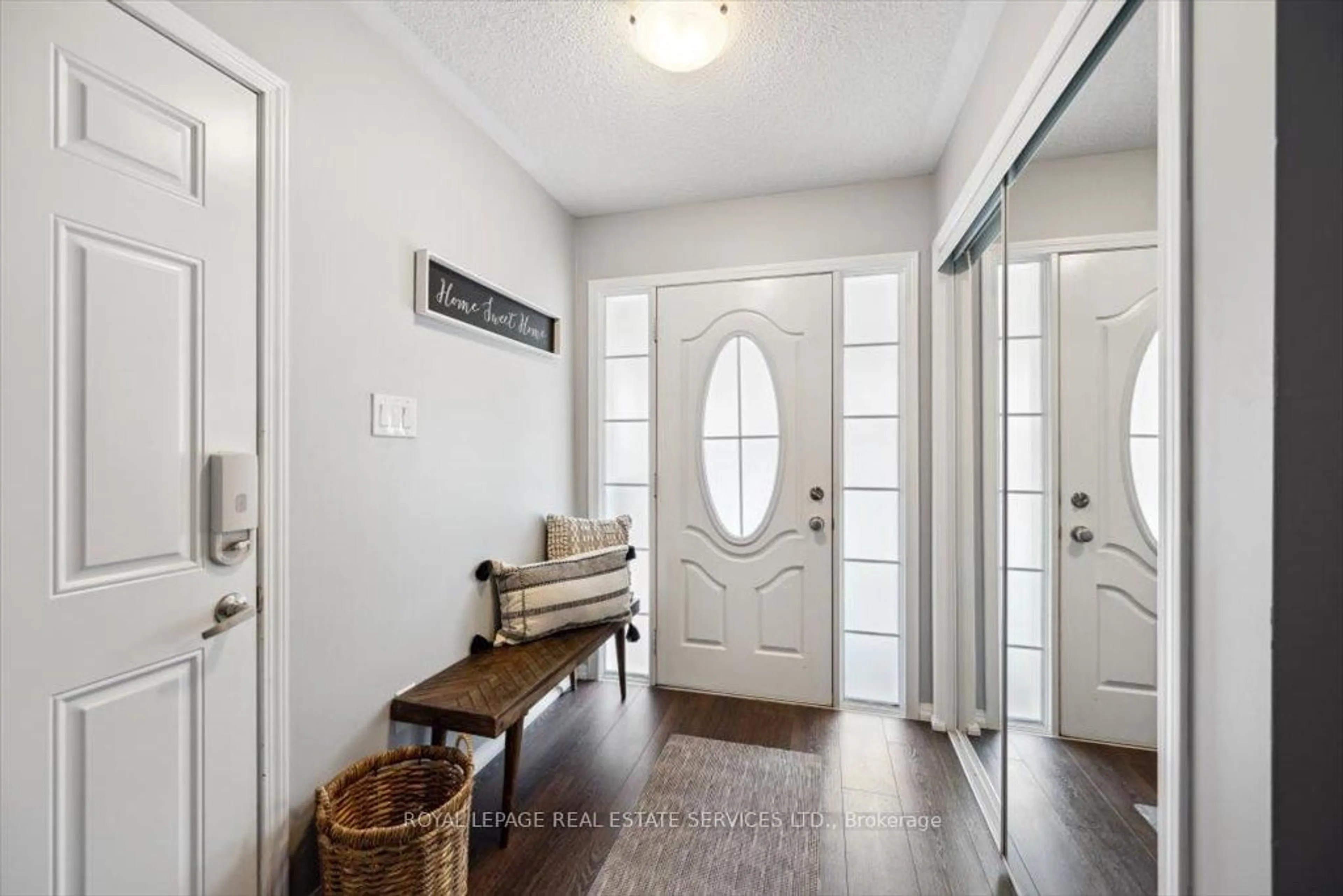 Indoor entryway for 922 Brassard Circ, Milton Ontario L9T 8E3