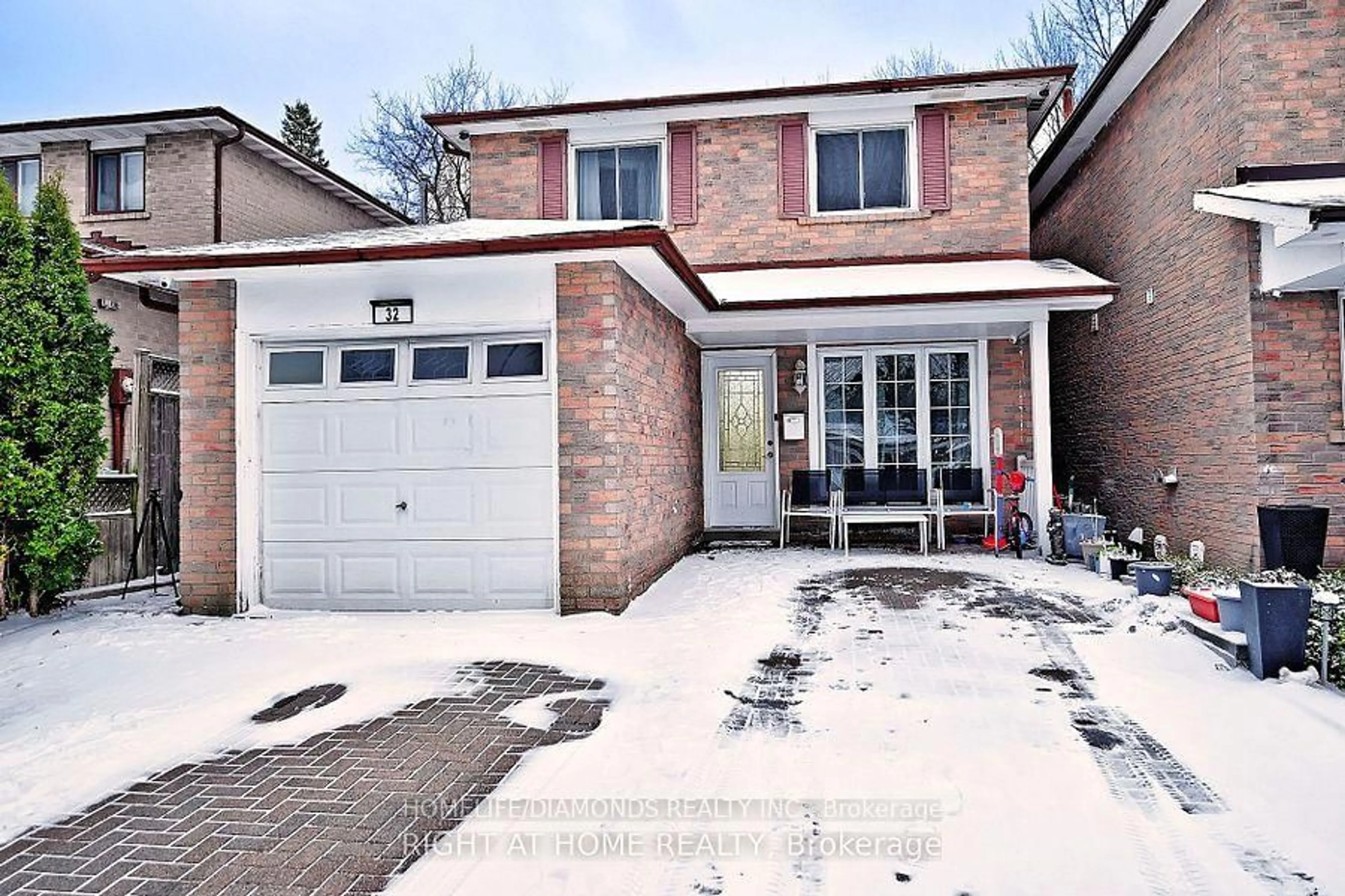 Home with brick exterior material, street for 32 BARRINGTON Cres, Brampton Ontario L6Z 1N3