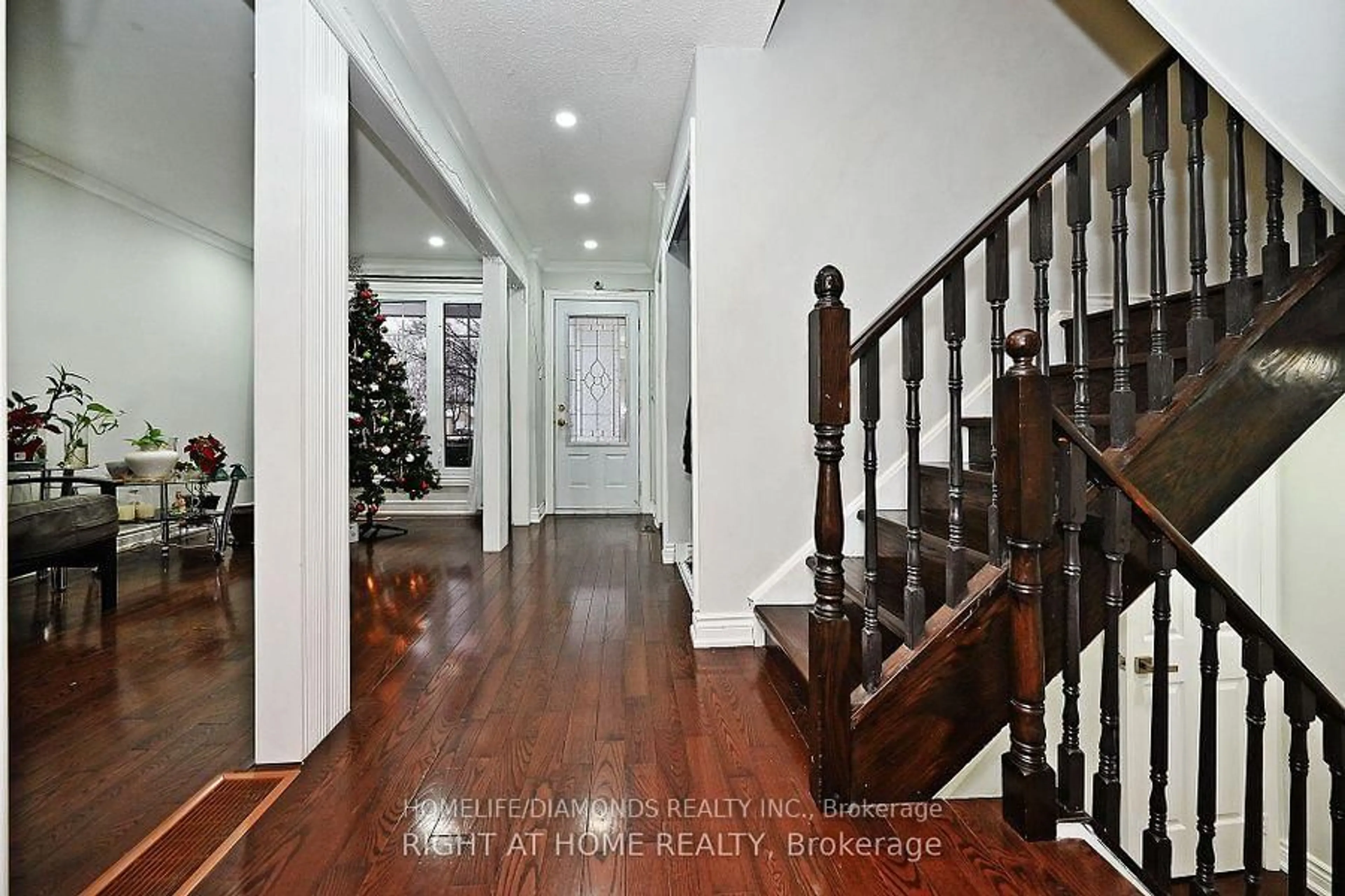 Indoor foyer for 32 BARRINGTON Cres, Brampton Ontario L6Z 1N3