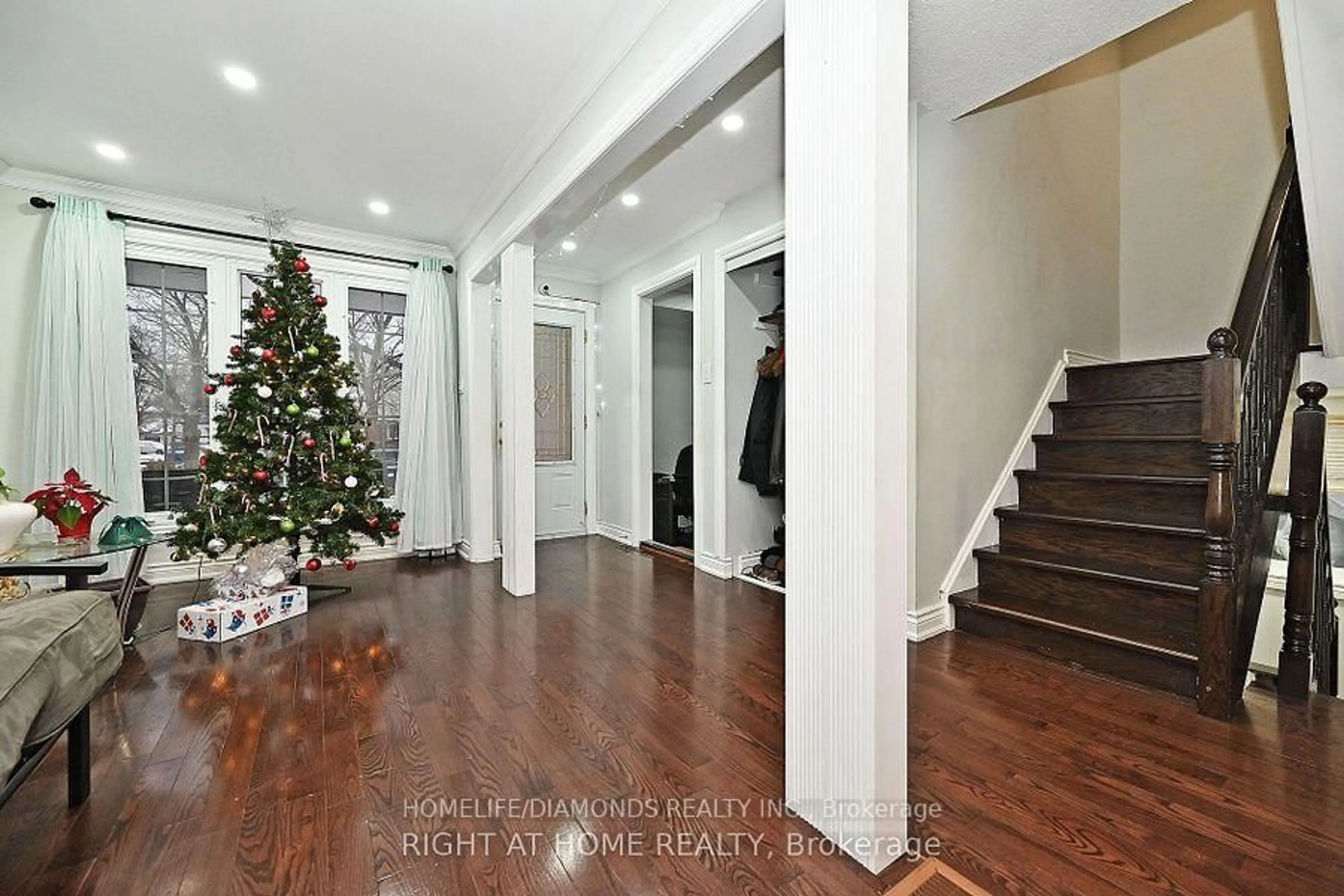 Indoor foyer for 32 BARRINGTON Cres, Brampton Ontario L6Z 1N3