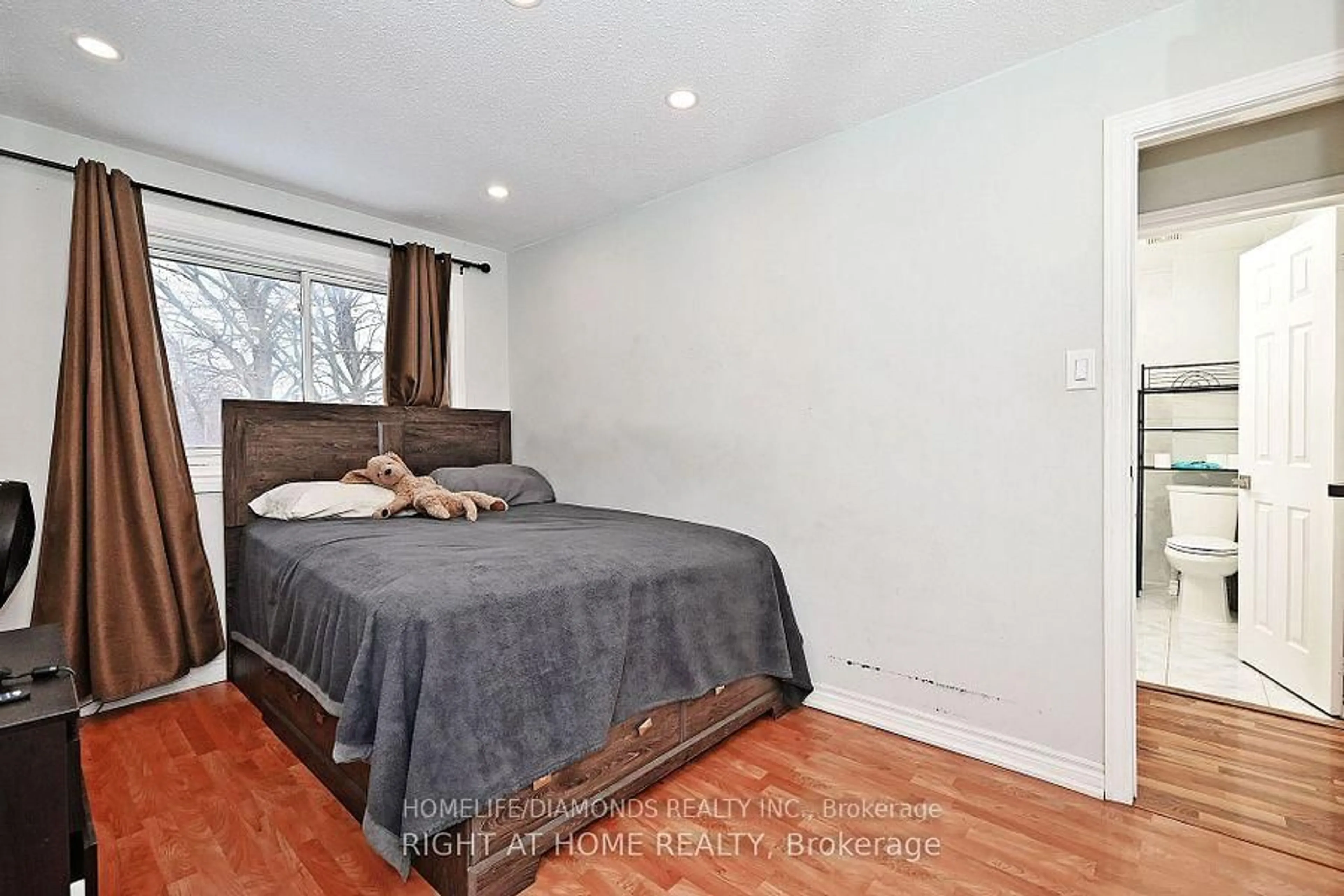 Bedroom with bed, wood/laminate floor for 32 BARRINGTON Cres, Brampton Ontario L6Z 1N3