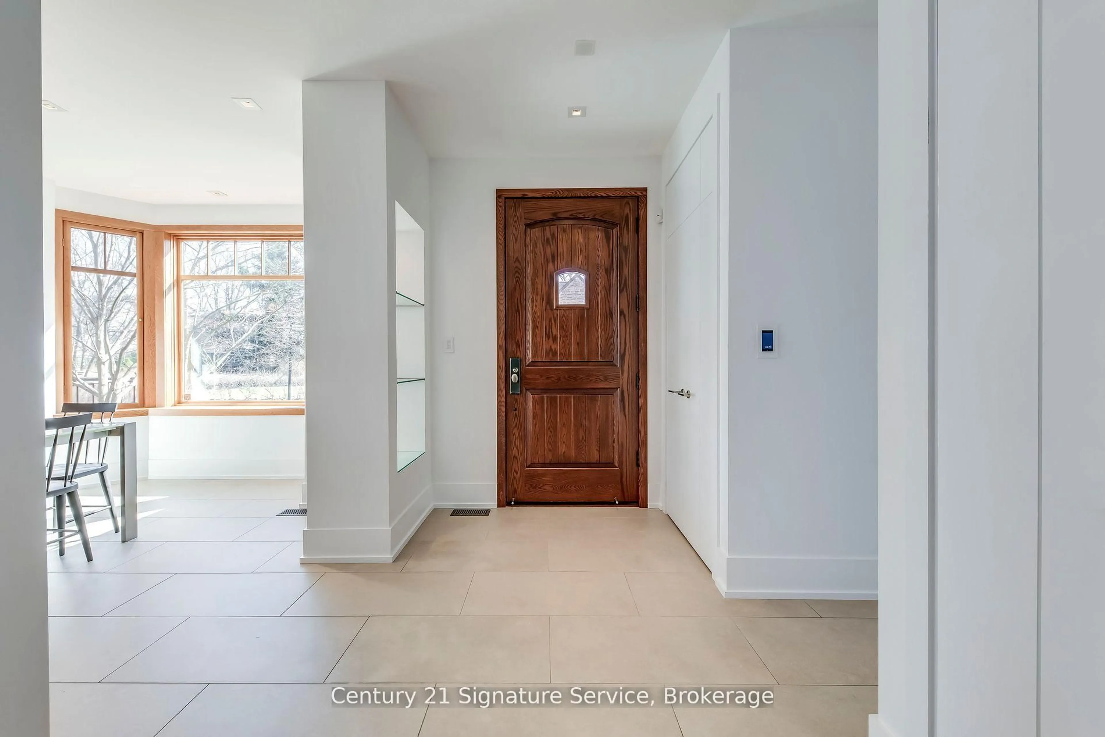 Indoor entryway for 149 The Kingsway N/A, Toronto Ontario M8X 2V4