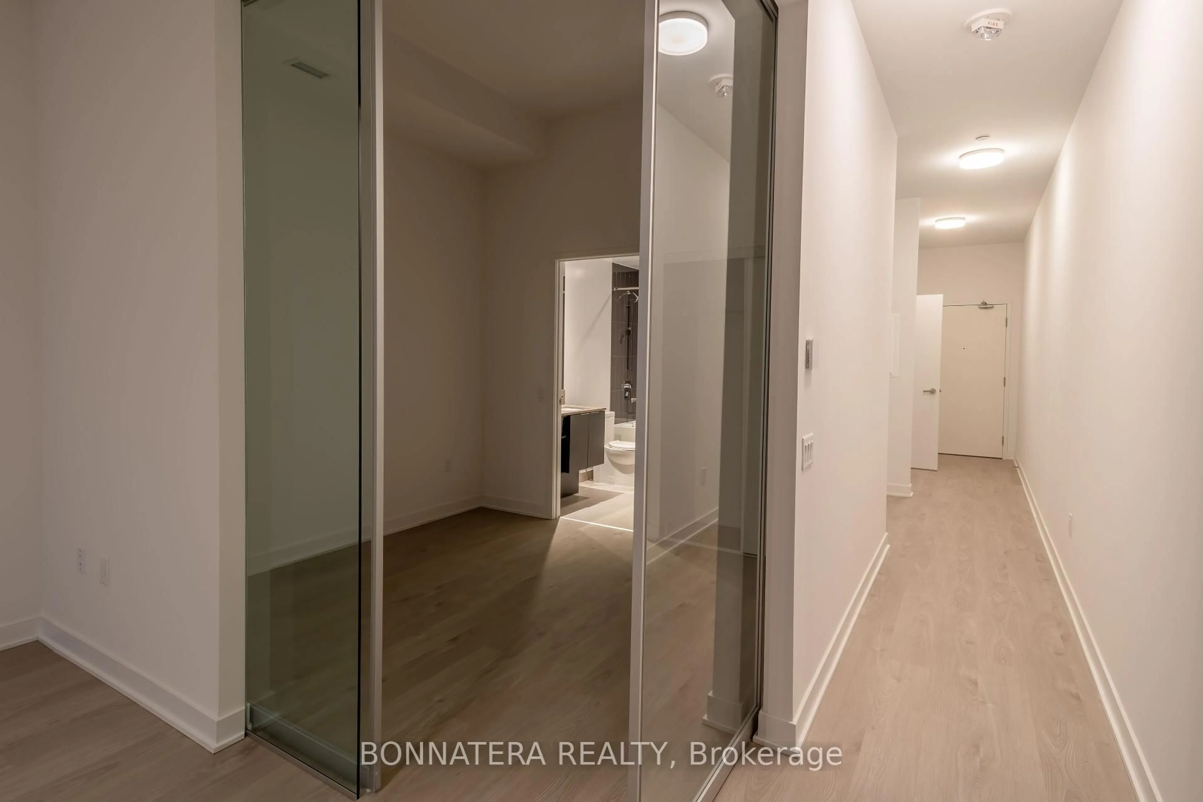Unknown for 3900 Confederation Pkwy #320, Mississauga Ontario L5B 0M3