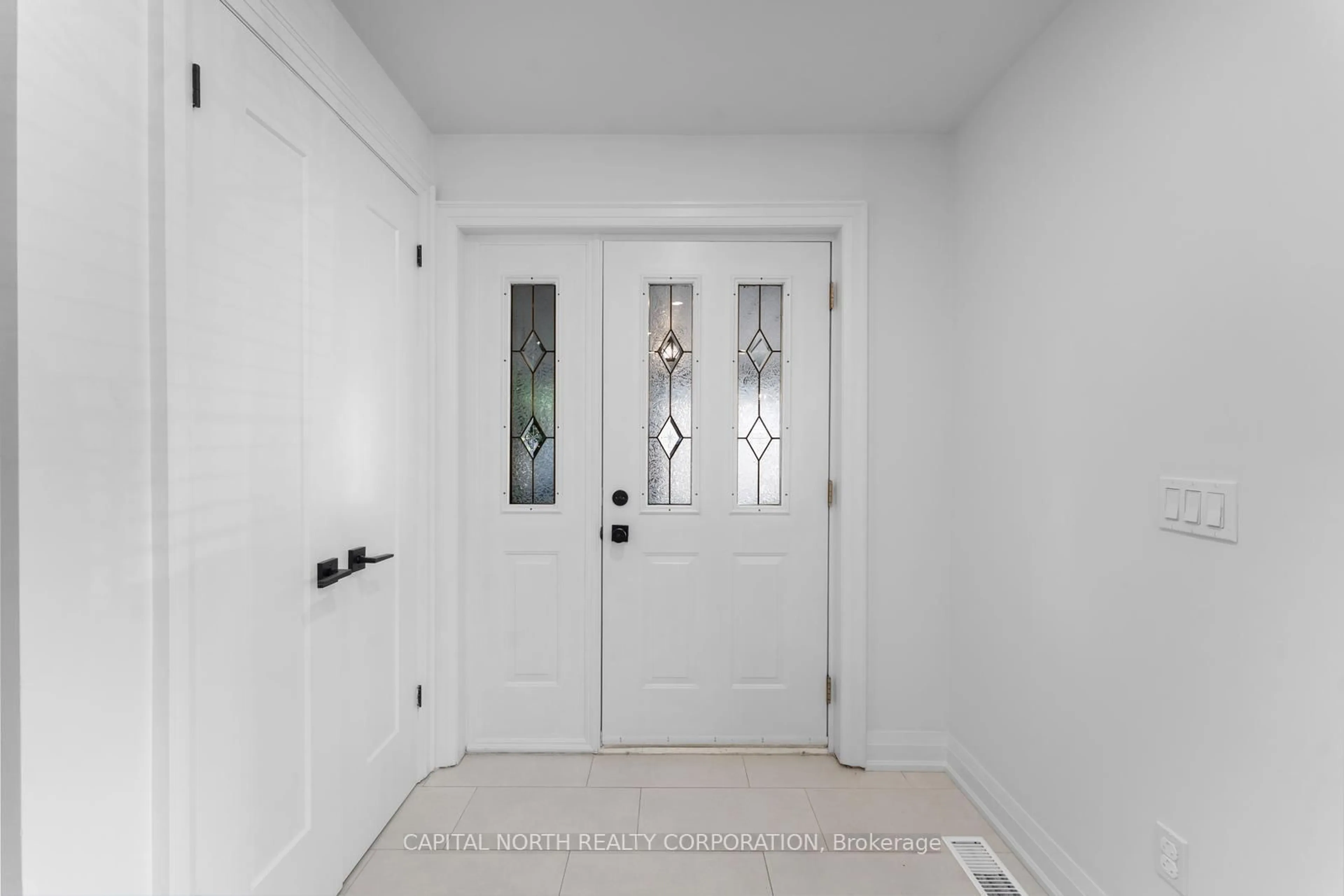 Indoor entryway for 19 Vanderbrent Cres, Toronto Ontario M9R 3W9