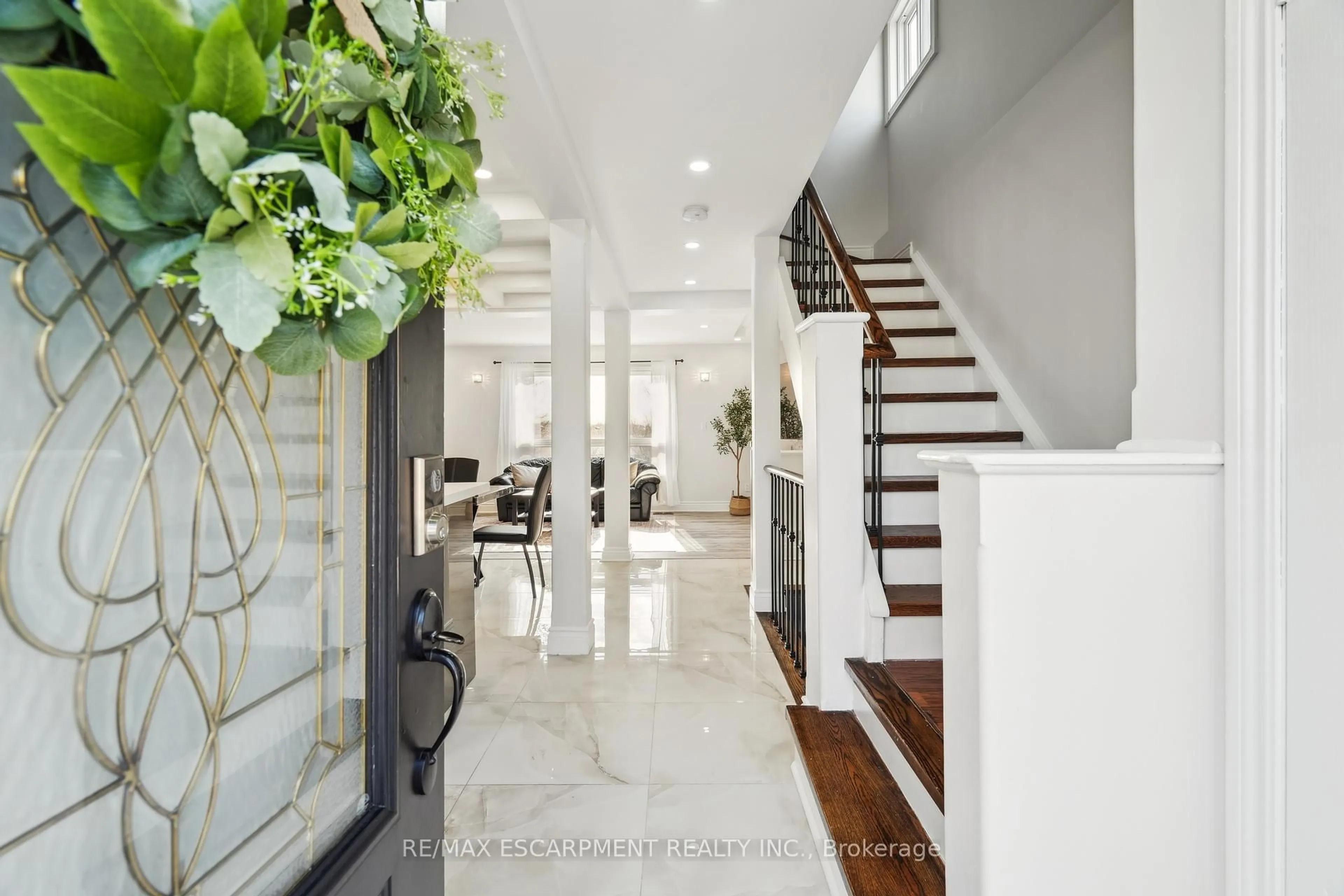 Indoor foyer for 16 Campbell Crt, Halton Hills Ontario L7J 2V1