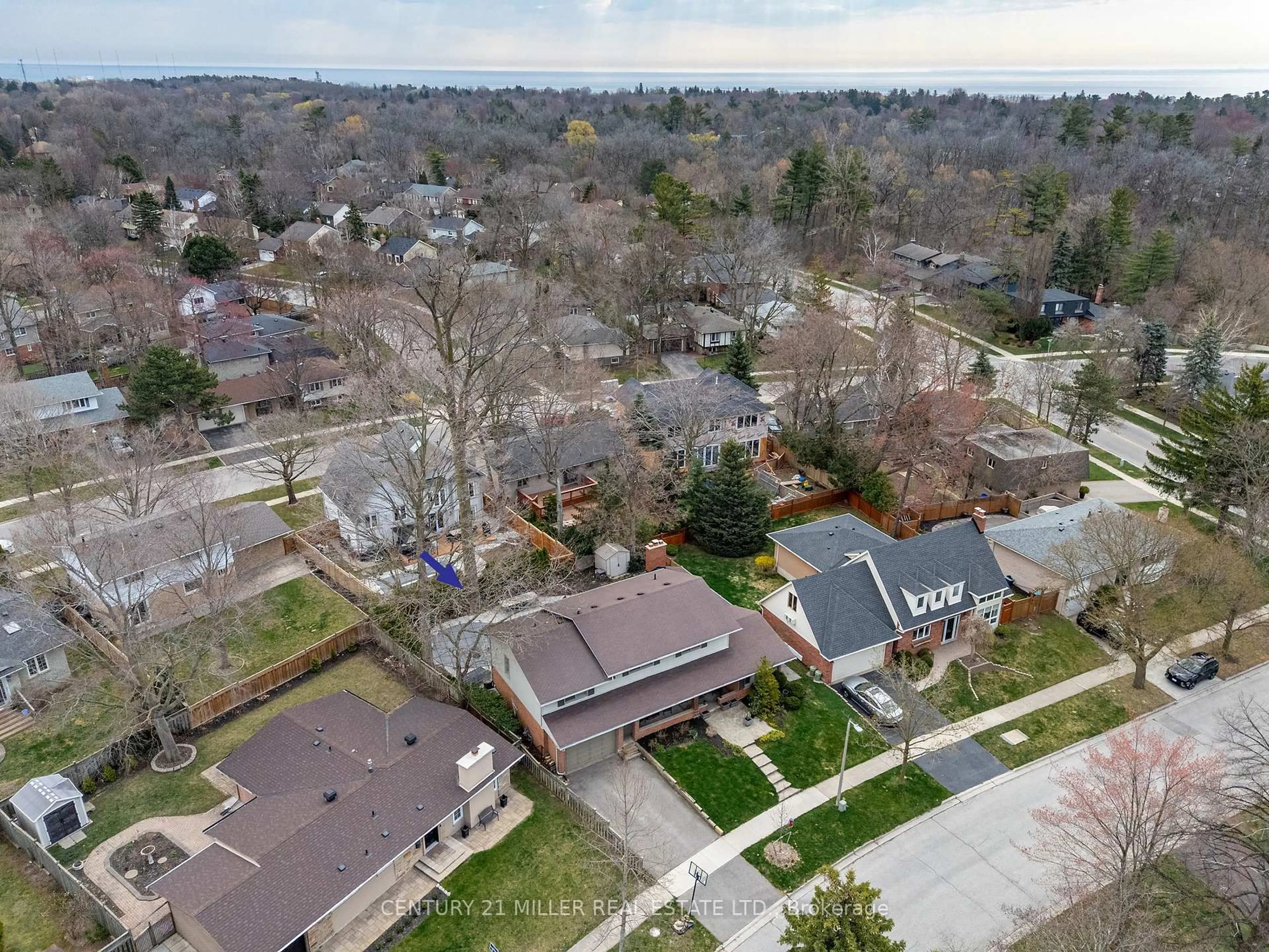 A pic from outside/outdoor area/front of a property/back of a property/a pic from drone, street for 411 Canterbury Cres, Oakville Ontario L6J 5K8