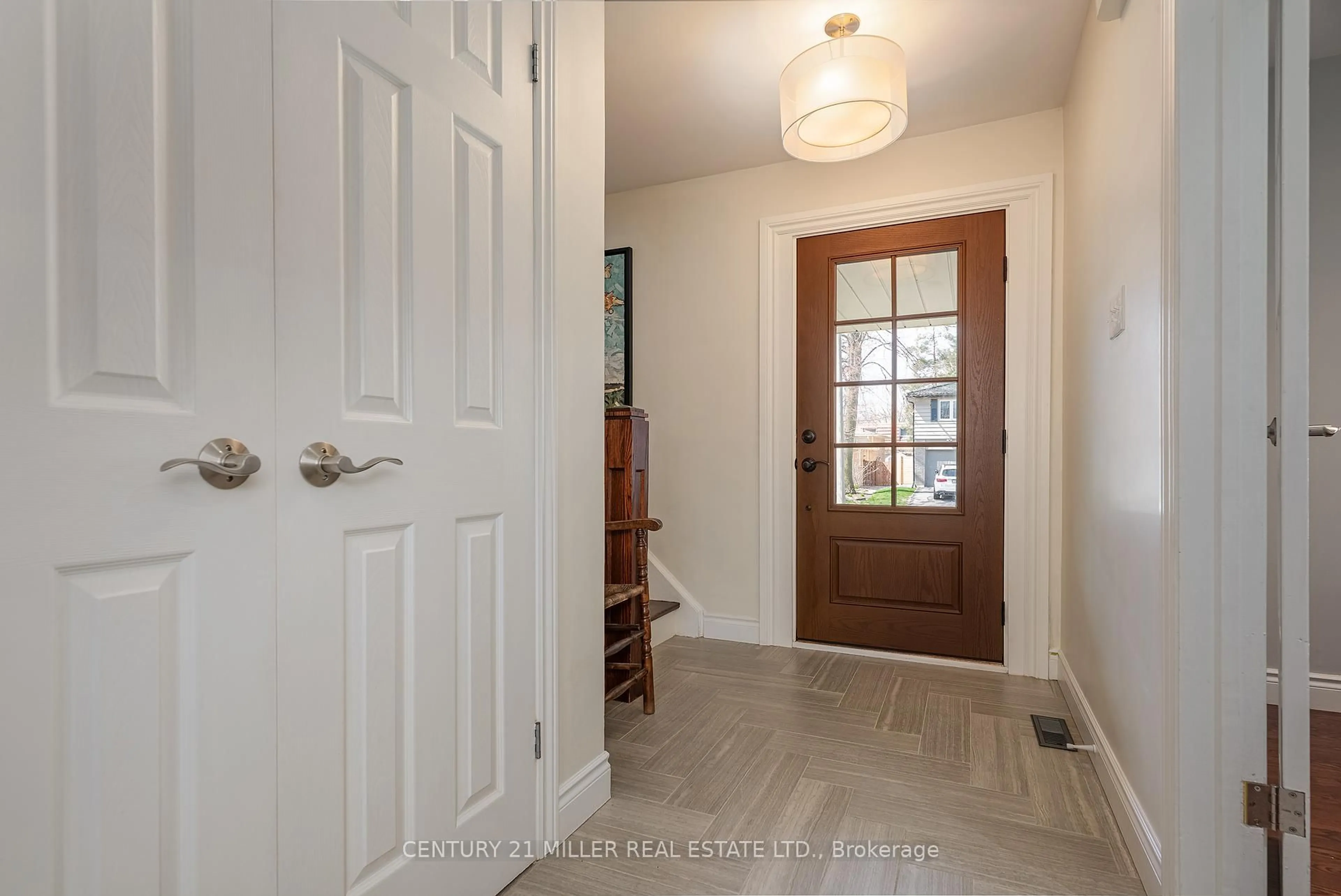 Indoor entryway for 411 Canterbury Cres, Oakville Ontario L6J 5K8