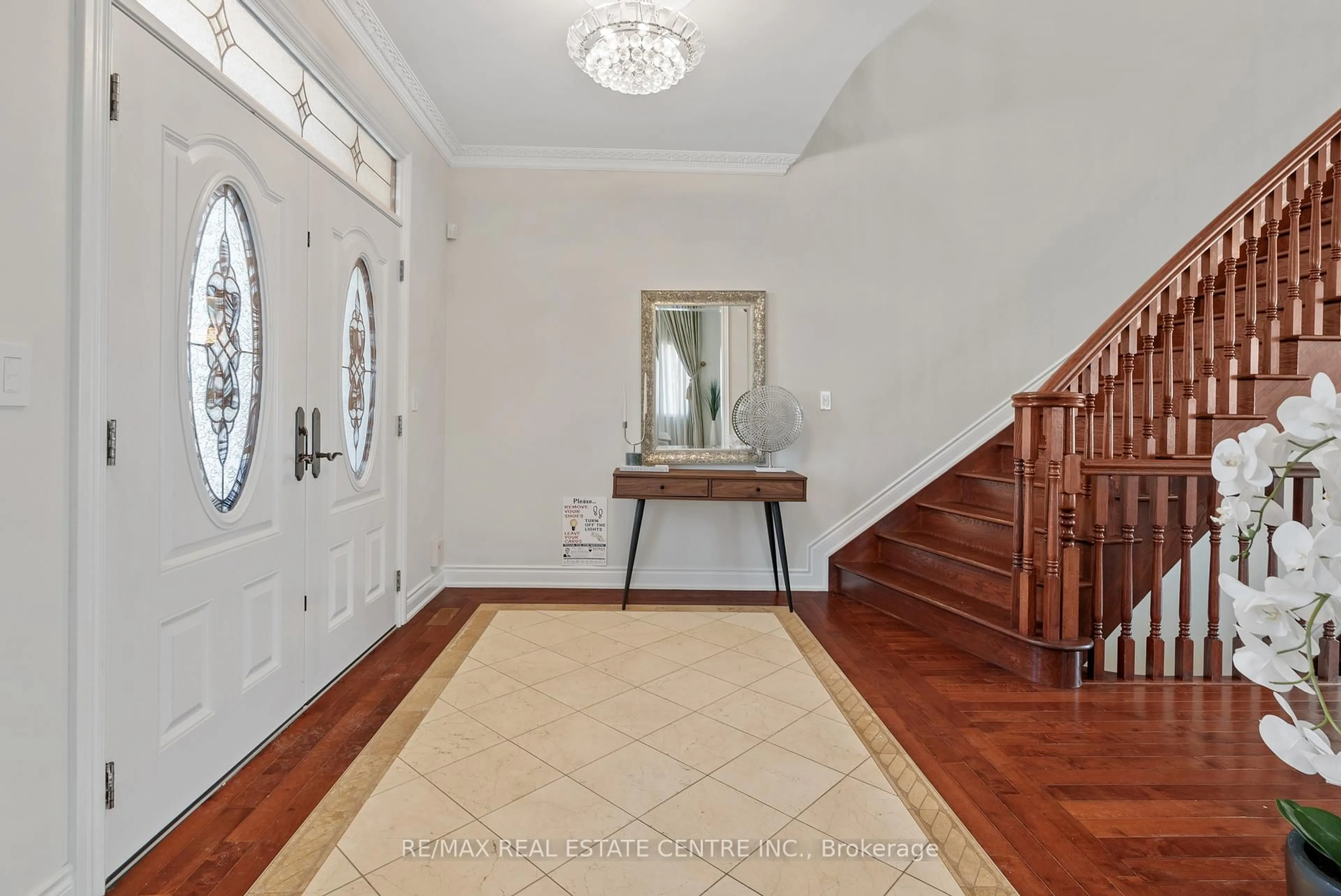 Indoor foyer for 819 Canyon St, Mississauga Ontario L5H 4M3