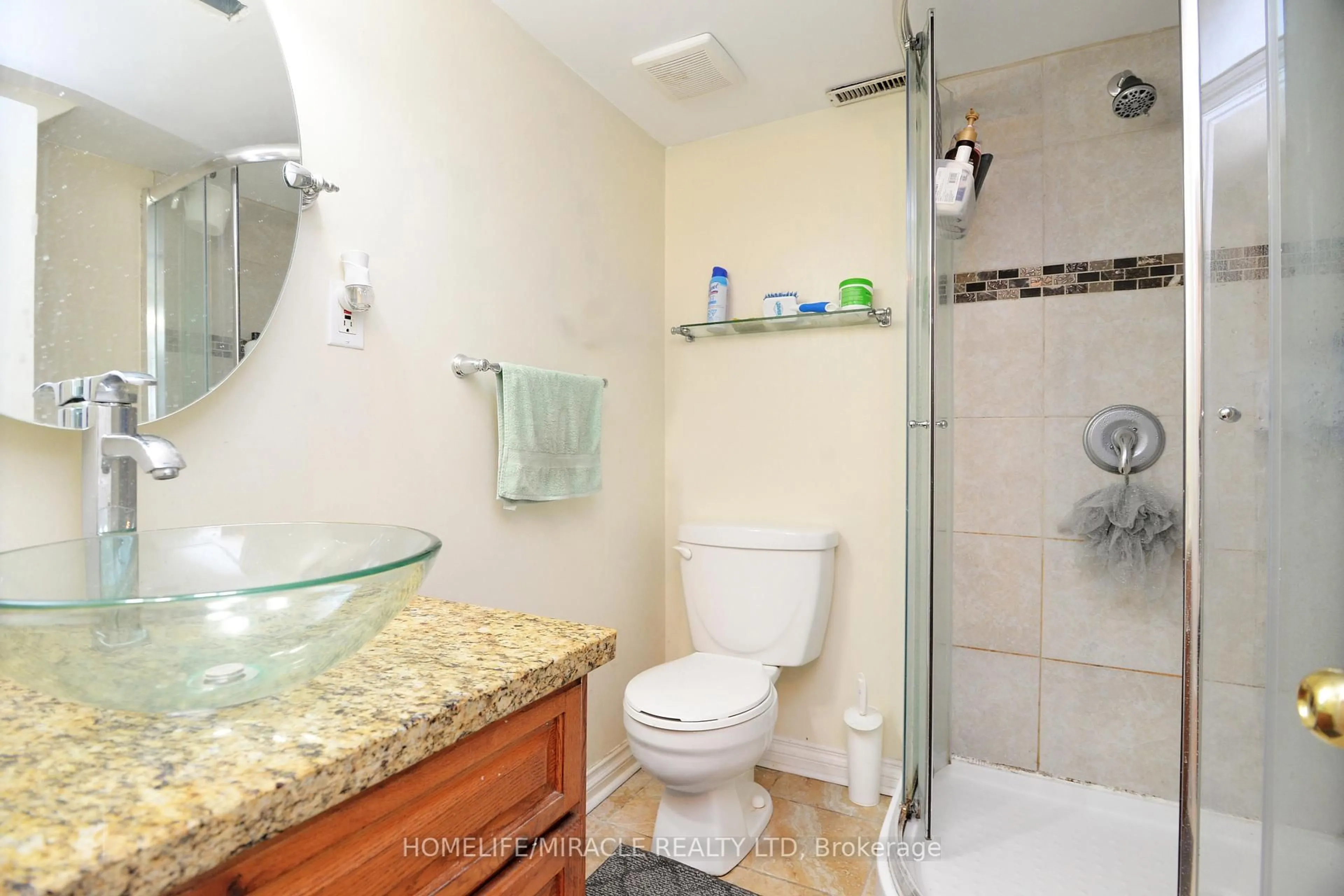 Standard bathroom, ceramic/tile floor for 7 Sophia St, Brampton Ontario L6V 1T8
