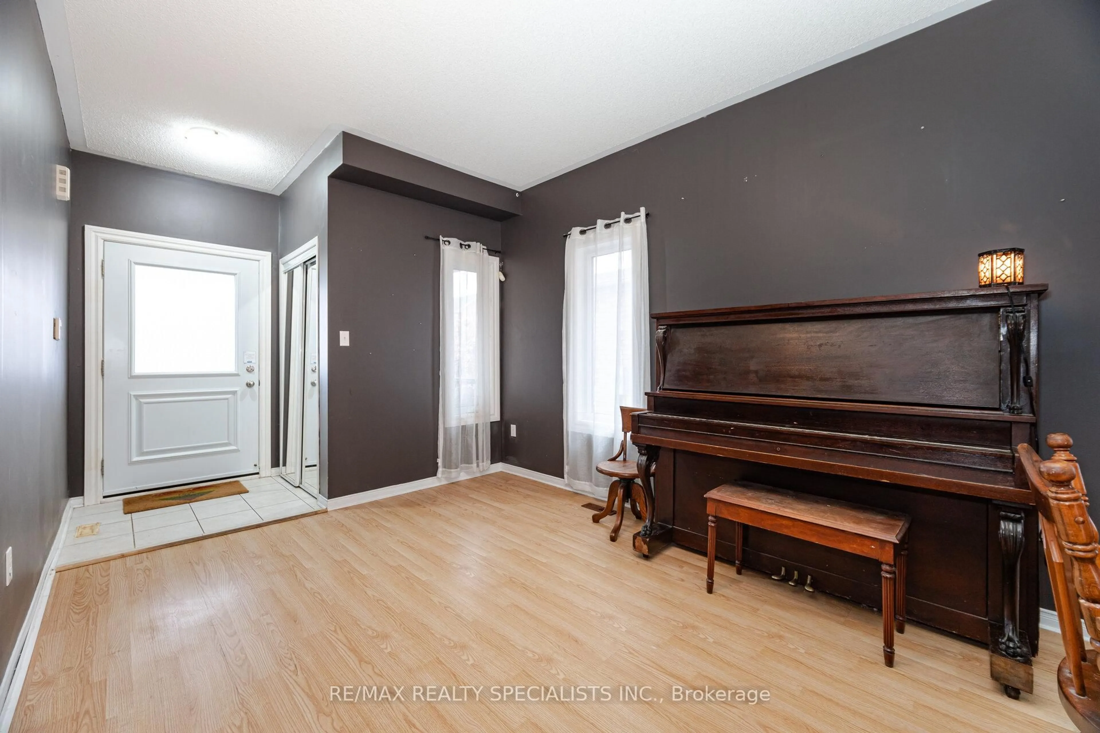 Indoor entryway for 5672 Fantasia Manr, Mississauga Ontario L5M 7B1