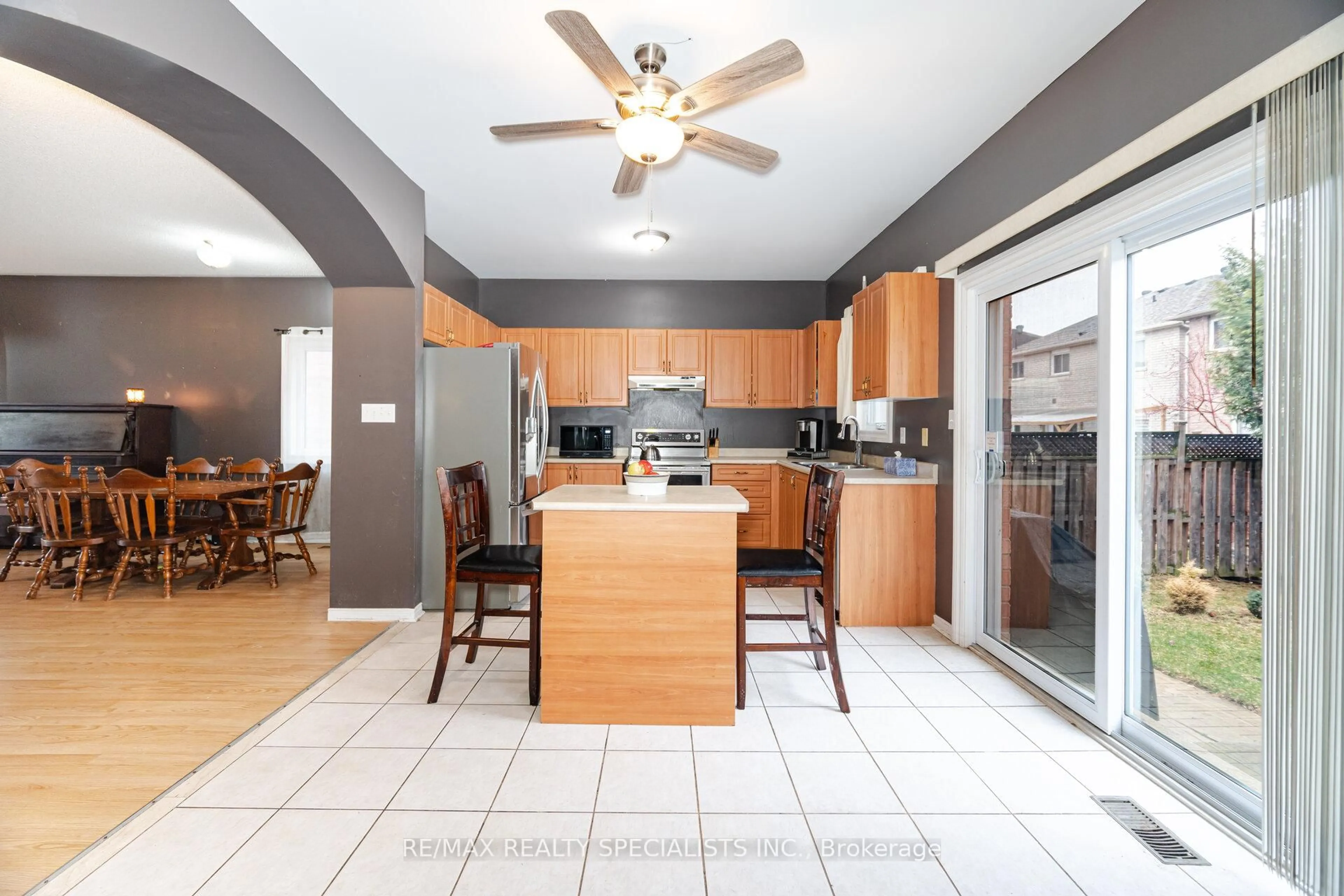 Open concept kitchen, ceramic/tile floor for 5672 Fantasia Manr, Mississauga Ontario L5M 7B1