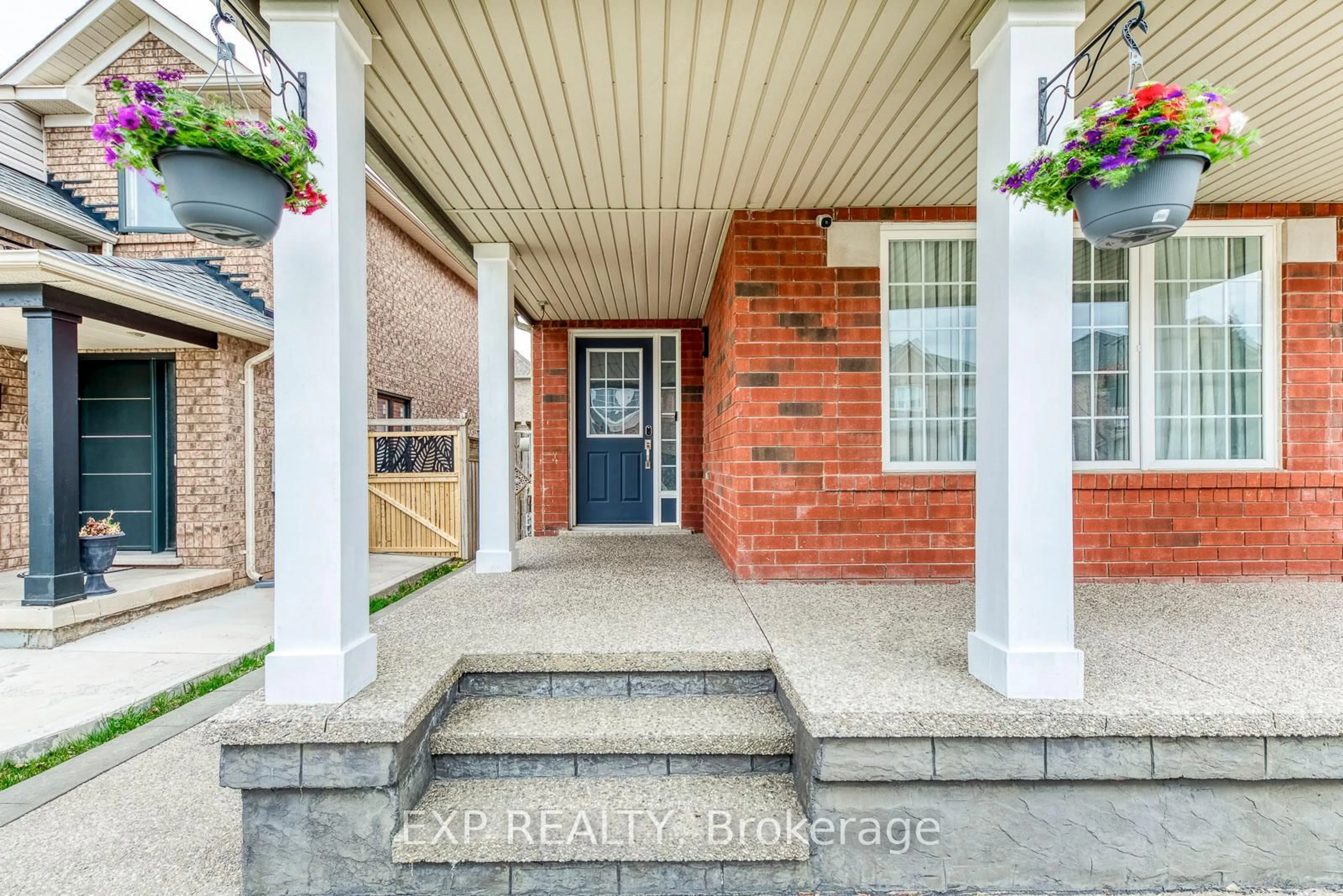 Indoor entryway for 5737 Macphee Rd, Mississauga Ontario L5M 7B2