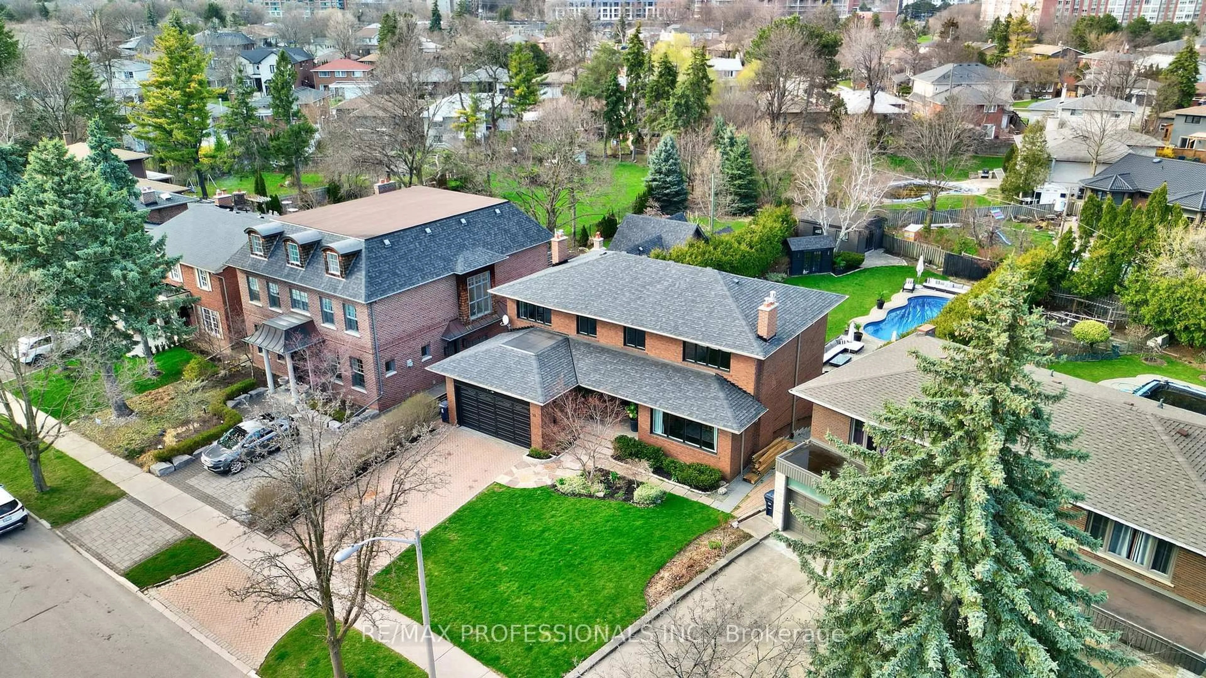 A pic from outside/outdoor area/front of a property/back of a property/a pic from drone, unknown for 52 Courtsfield Cres, Toronto Ontario M9A 4S9