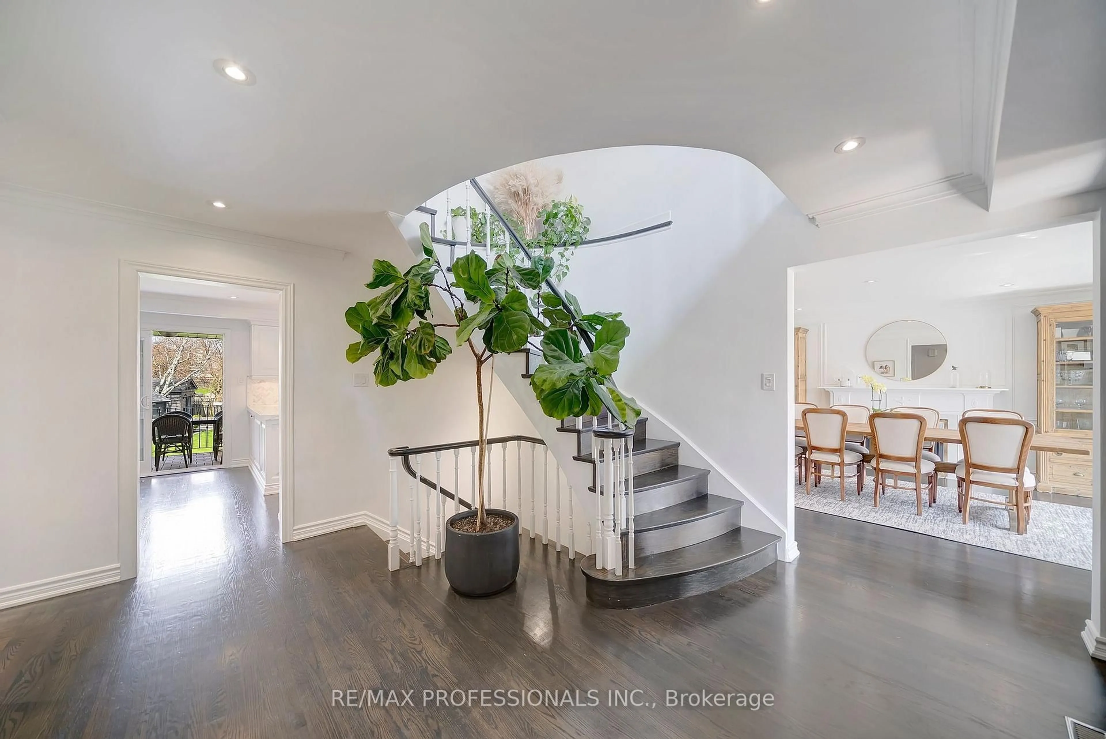 Indoor entryway for 52 Courtsfield Cres, Toronto Ontario M9A 4S9