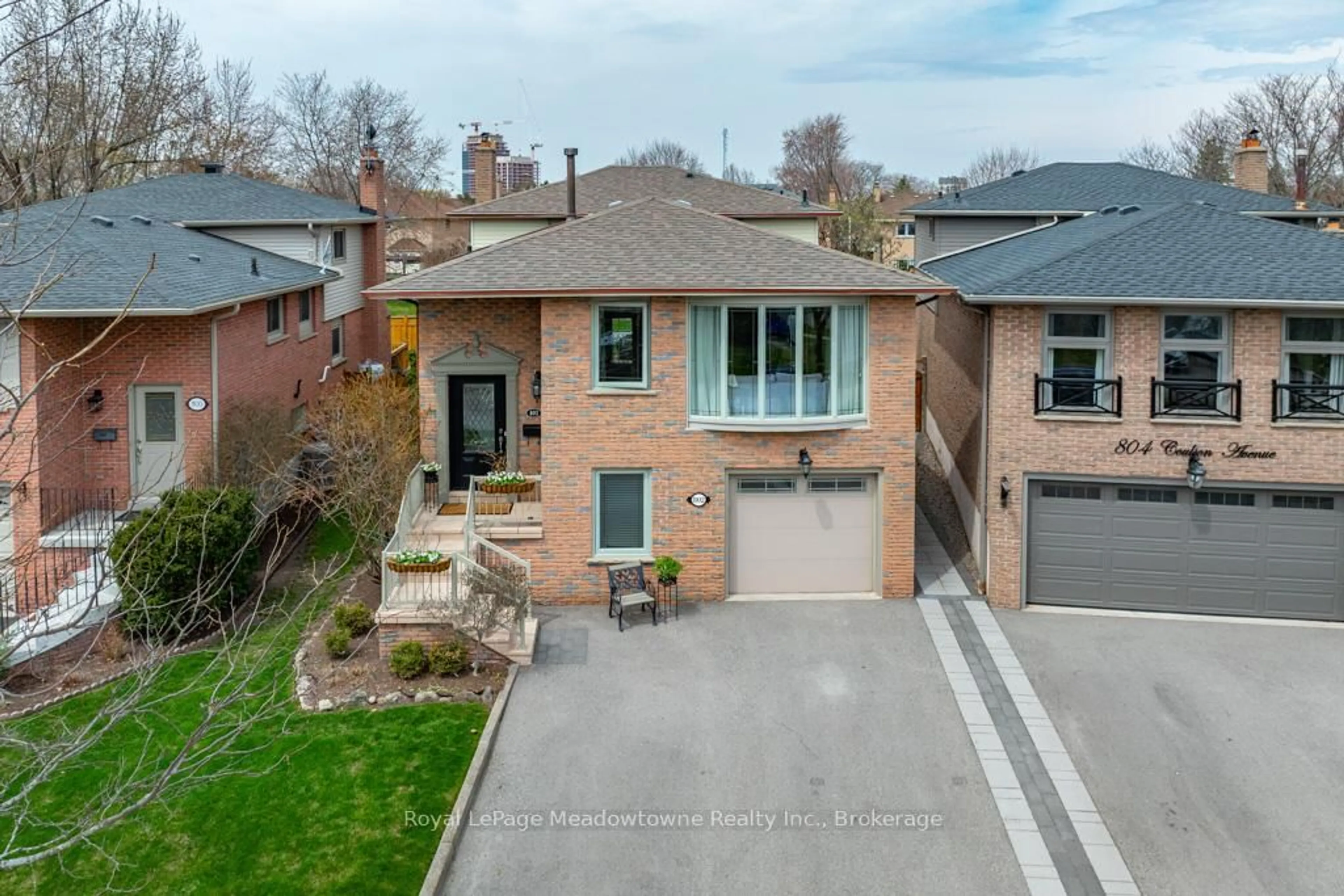 A pic from outside/outdoor area/front of a property/back of a property/a pic from drone, street for 802 Coulson Ave, Milton Ontario L9T 4K4