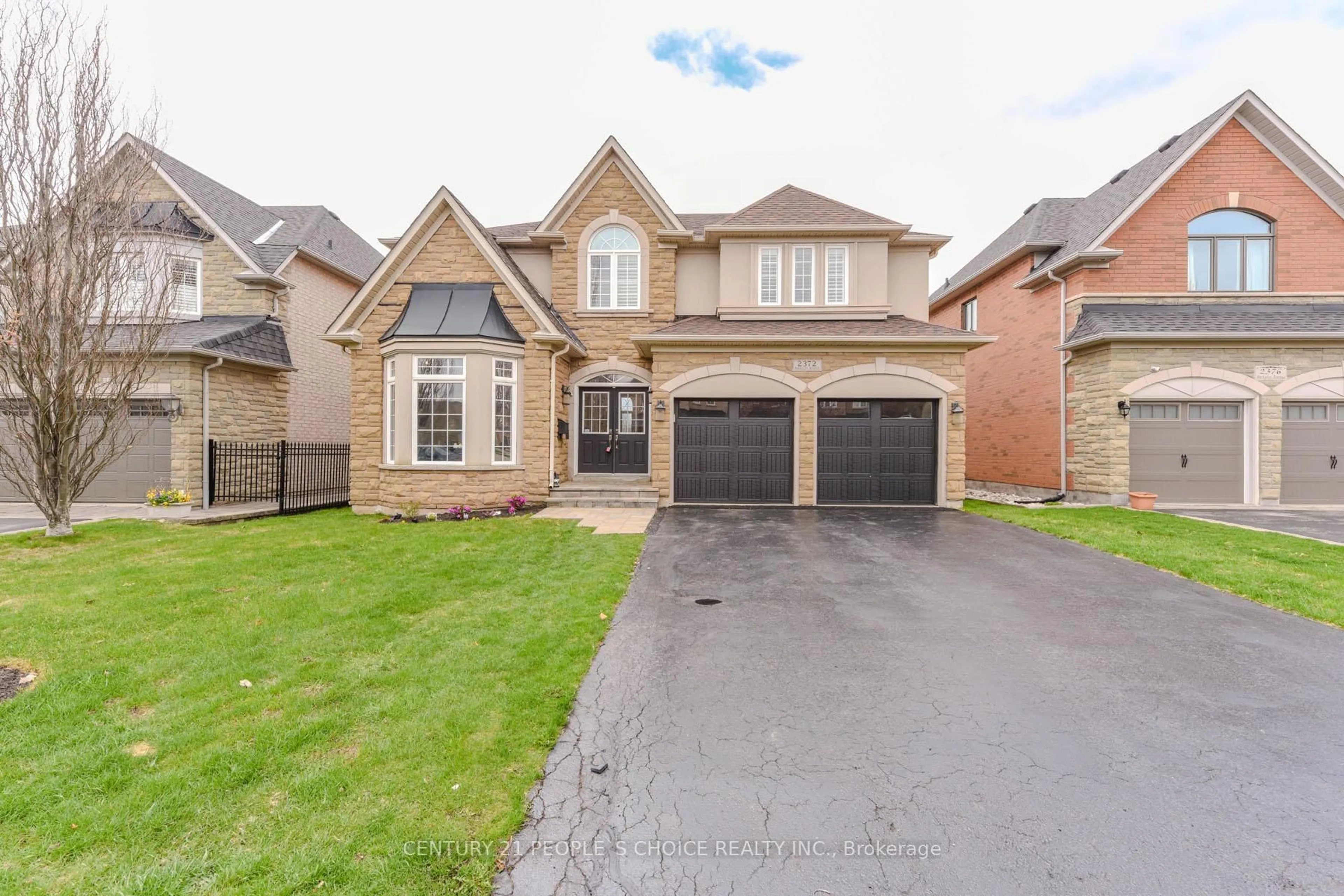 Home with brick exterior material, street for 2372 Parkglen Ave, Oakville Ontario L6M 4Y5