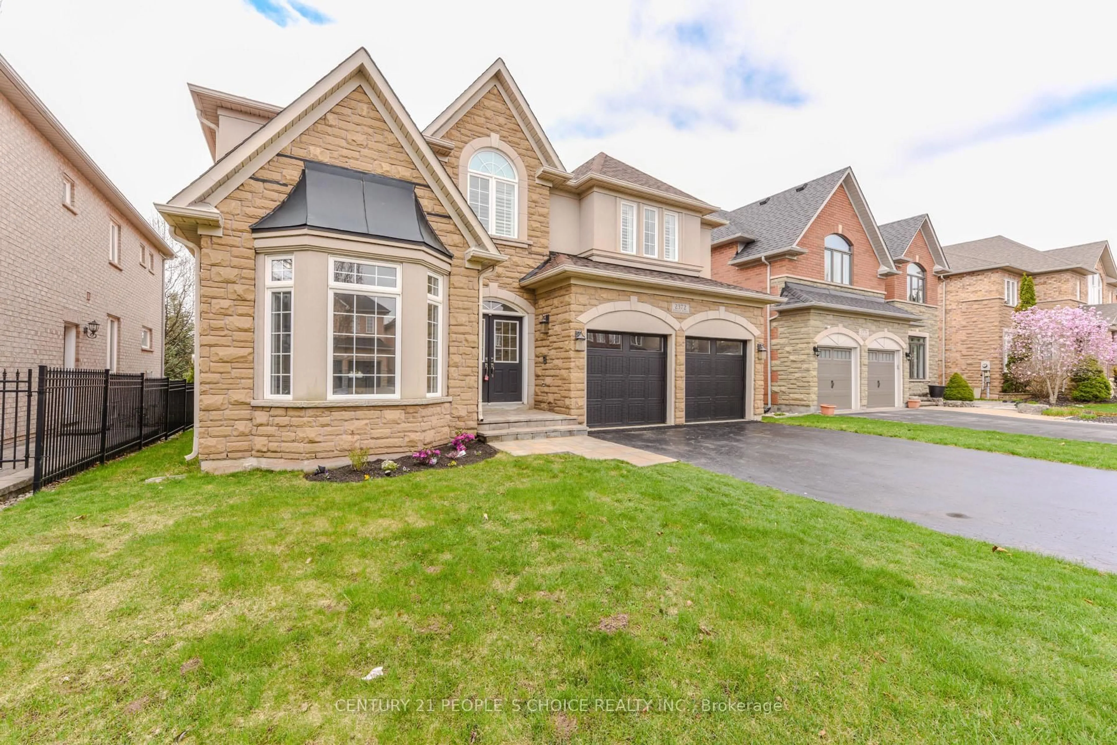Home with brick exterior material, street for 2372 Parkglen Ave, Oakville Ontario L6M 4Y5