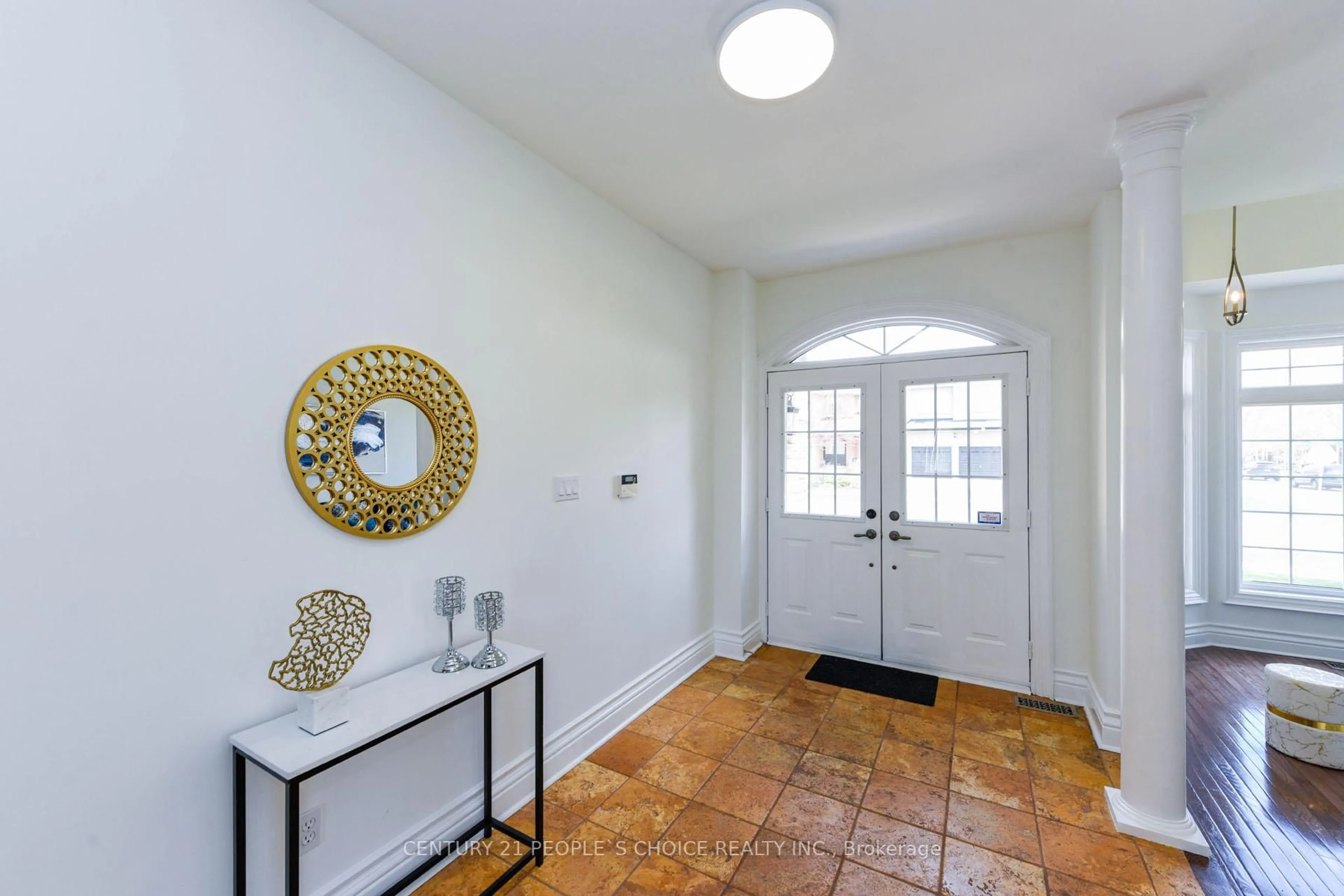 Indoor entryway for 2372 Parkglen Ave, Oakville Ontario L6M 4Y5