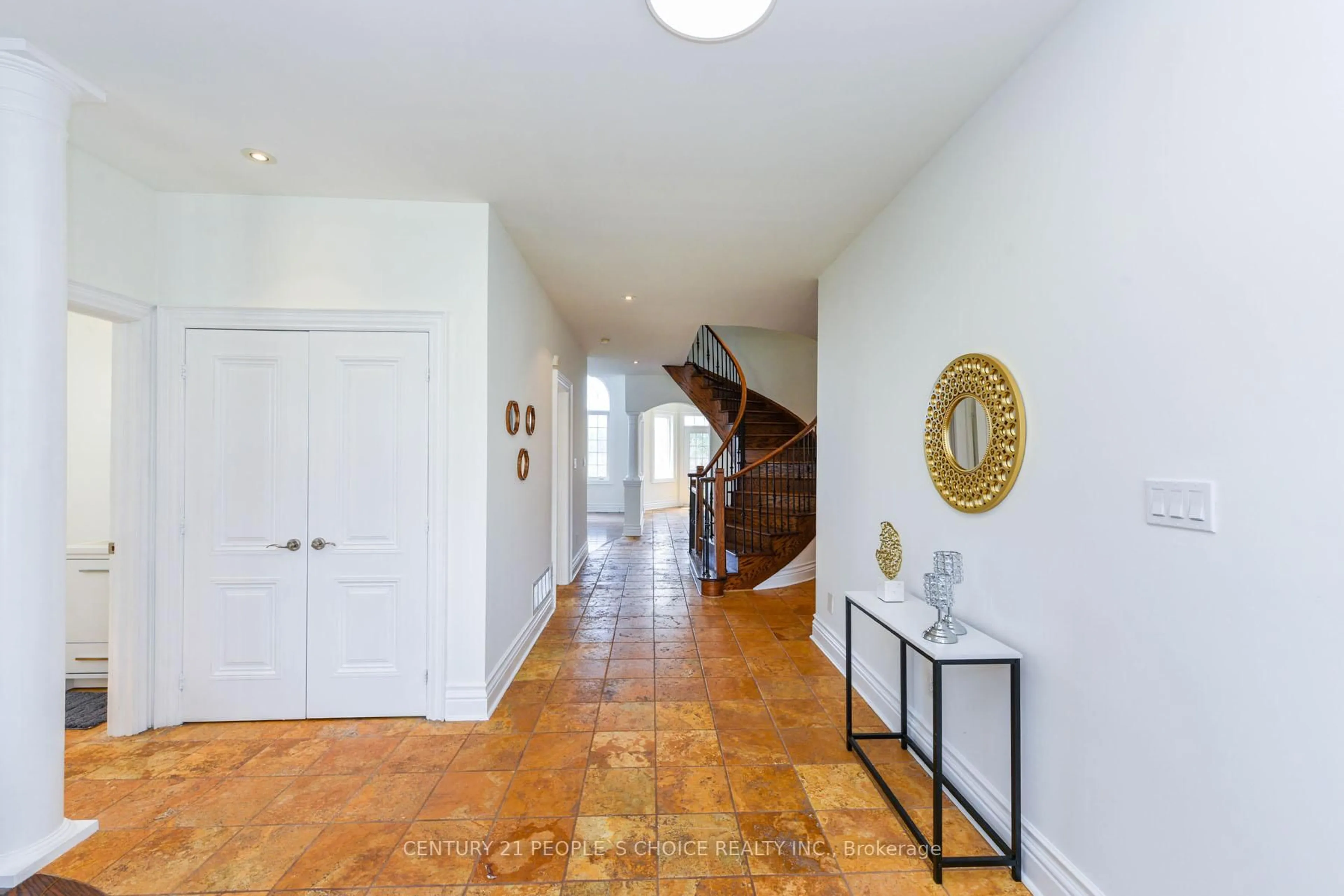 Indoor foyer for 2372 Parkglen Ave, Oakville Ontario L6M 4Y5