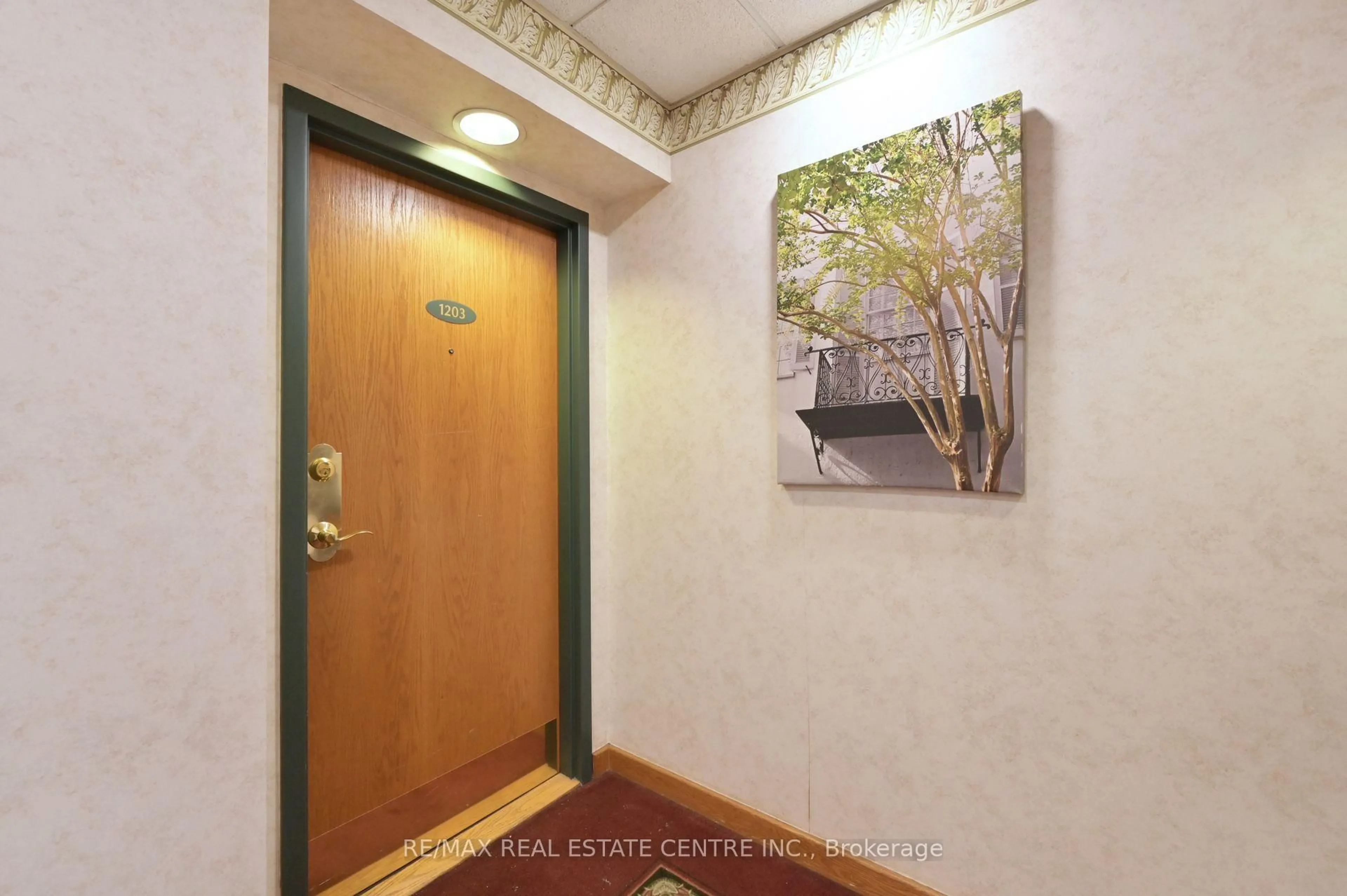 Indoor foyer for 320 Mill St #1203, Brampton Ontario L6Y 3V2