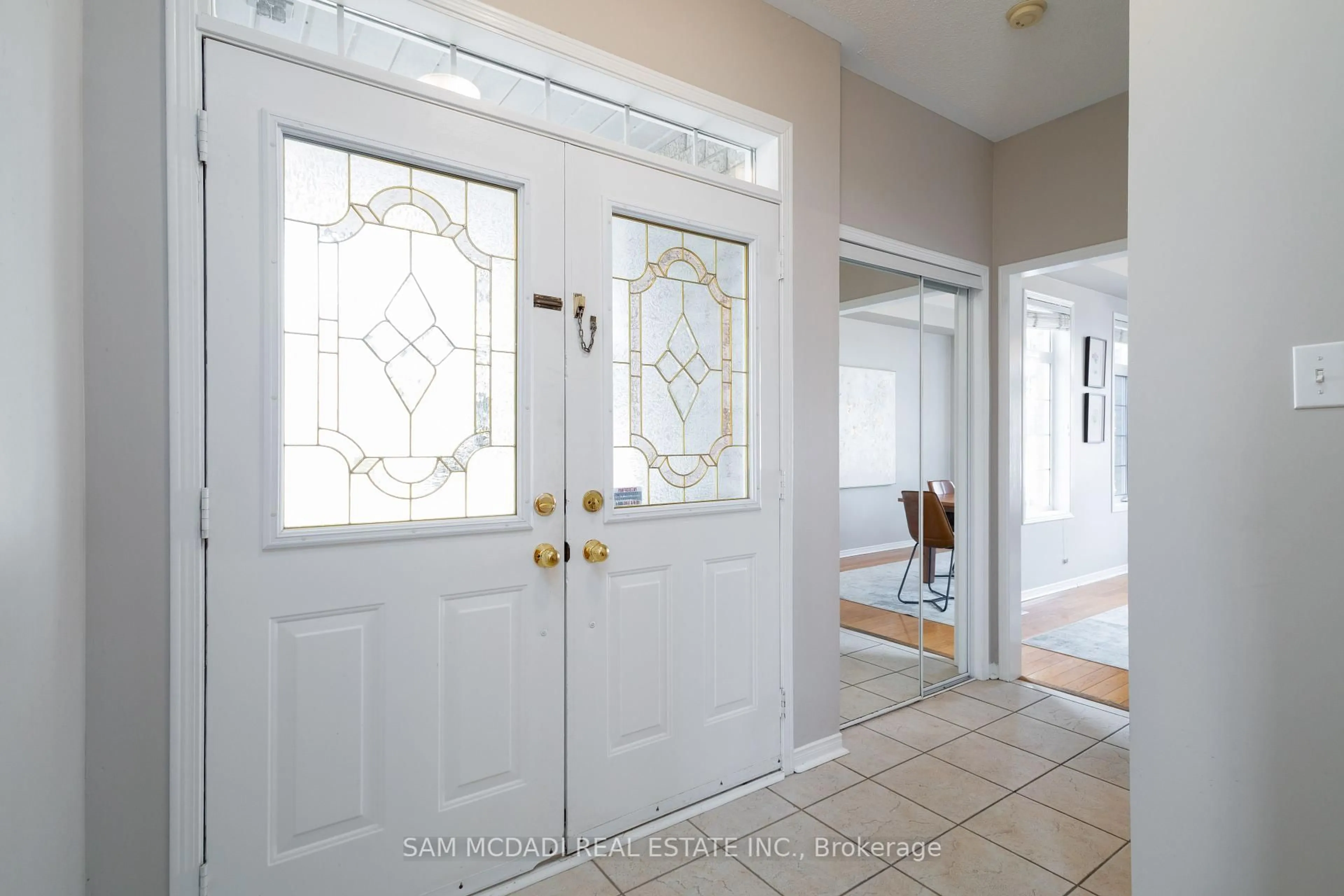Indoor entryway for 5494 Farmcote Dr, Mississauga Ontario L5M 6L5