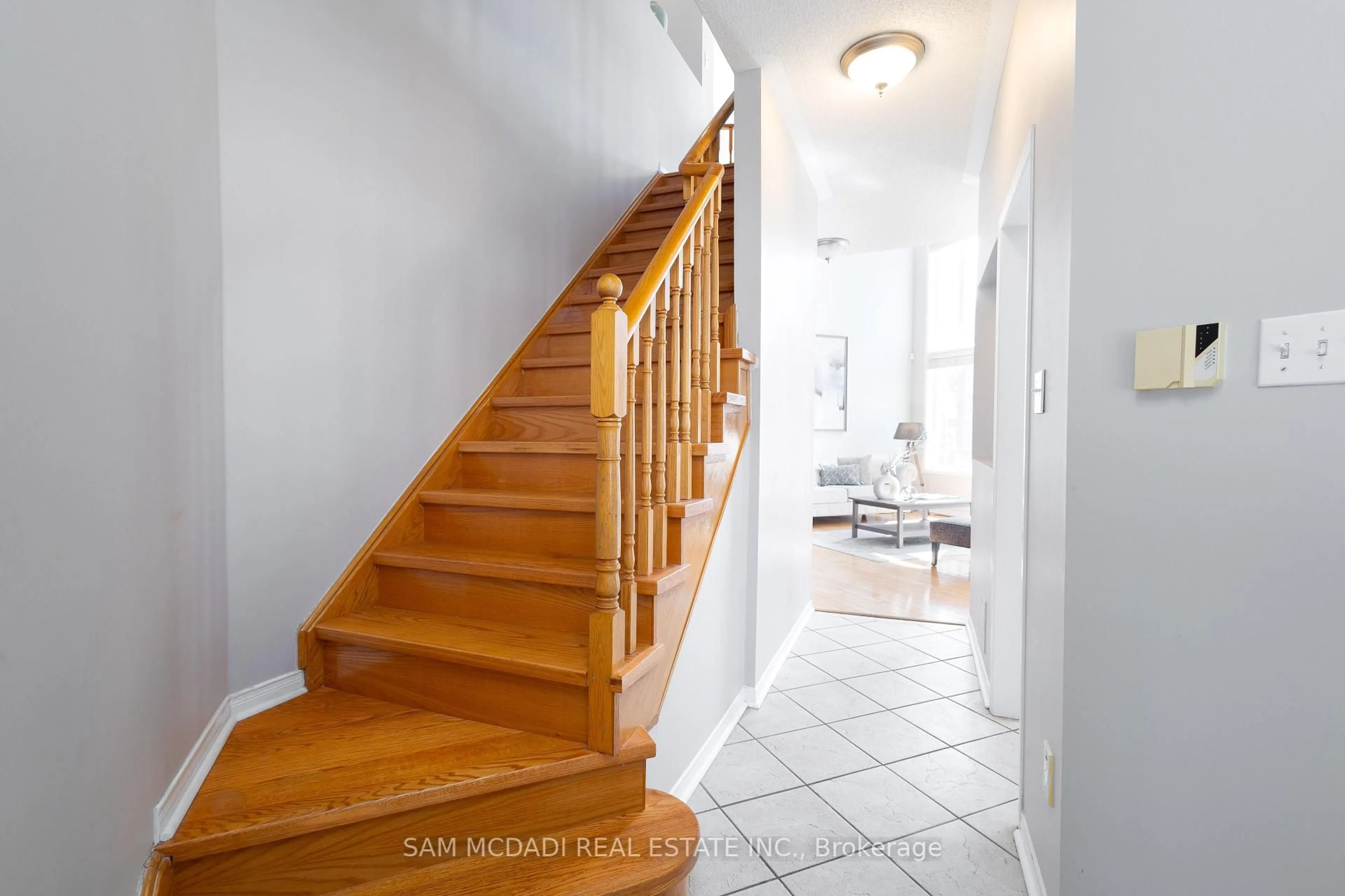 Stairs for 5494 Farmcote Dr, Mississauga Ontario L5M 6L5
