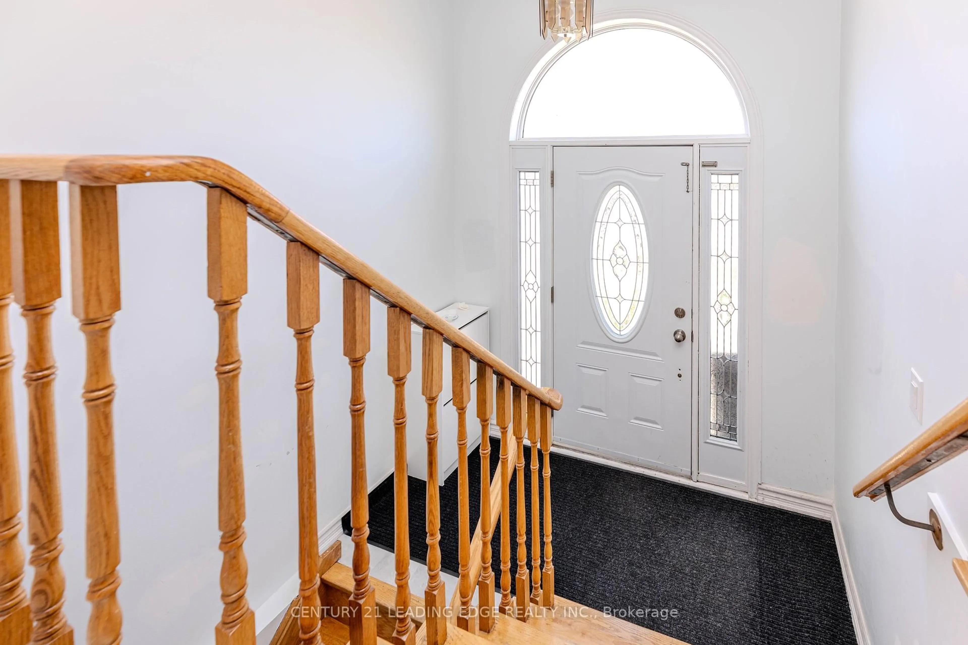 Indoor foyer for 28 Sawmill Rd, Toronto Ontario M3L 2M2