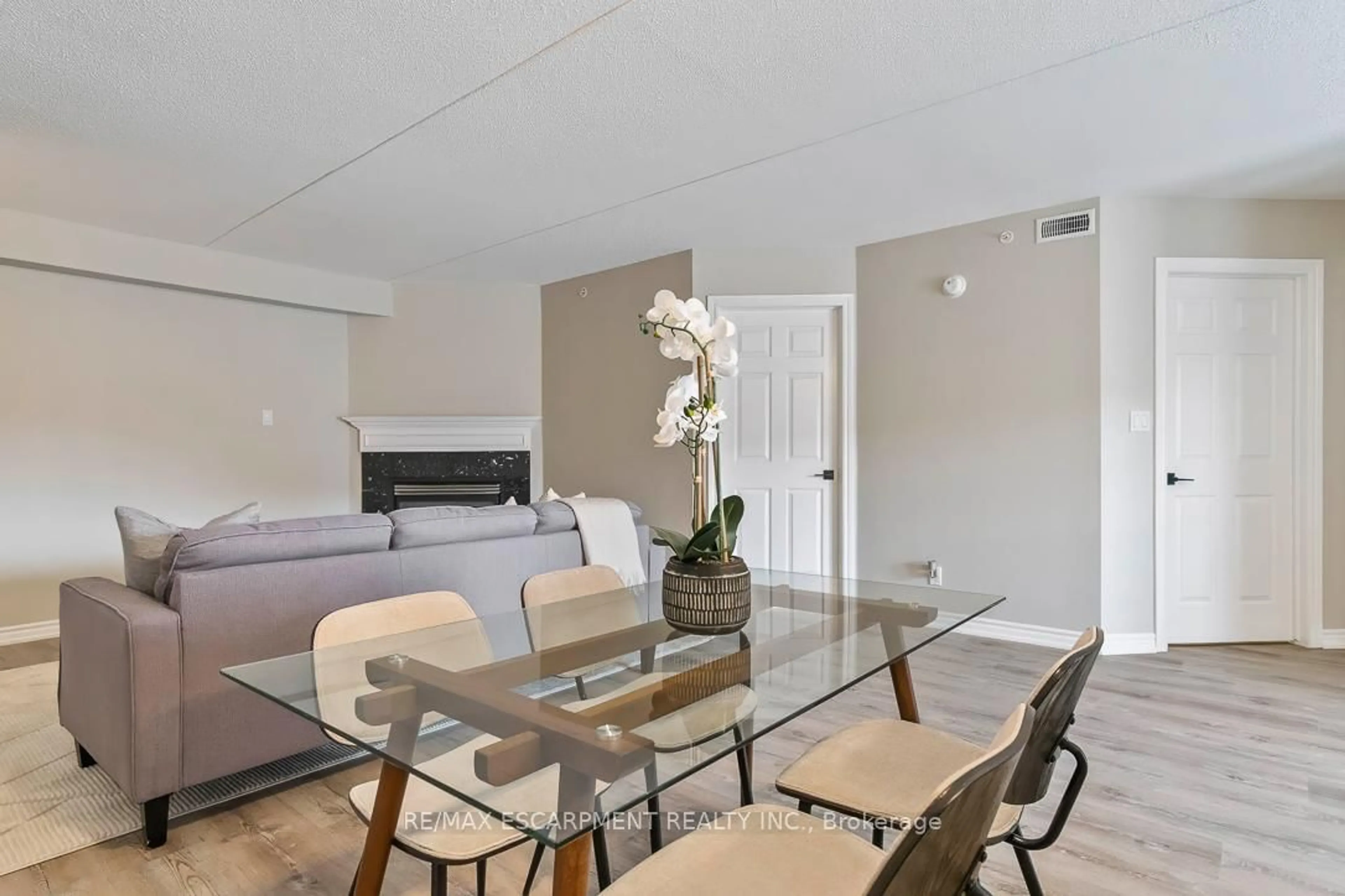 Living room with furniture, unknown for 1830 Walkers Line #301, Burlington Ontario L7M 4V5