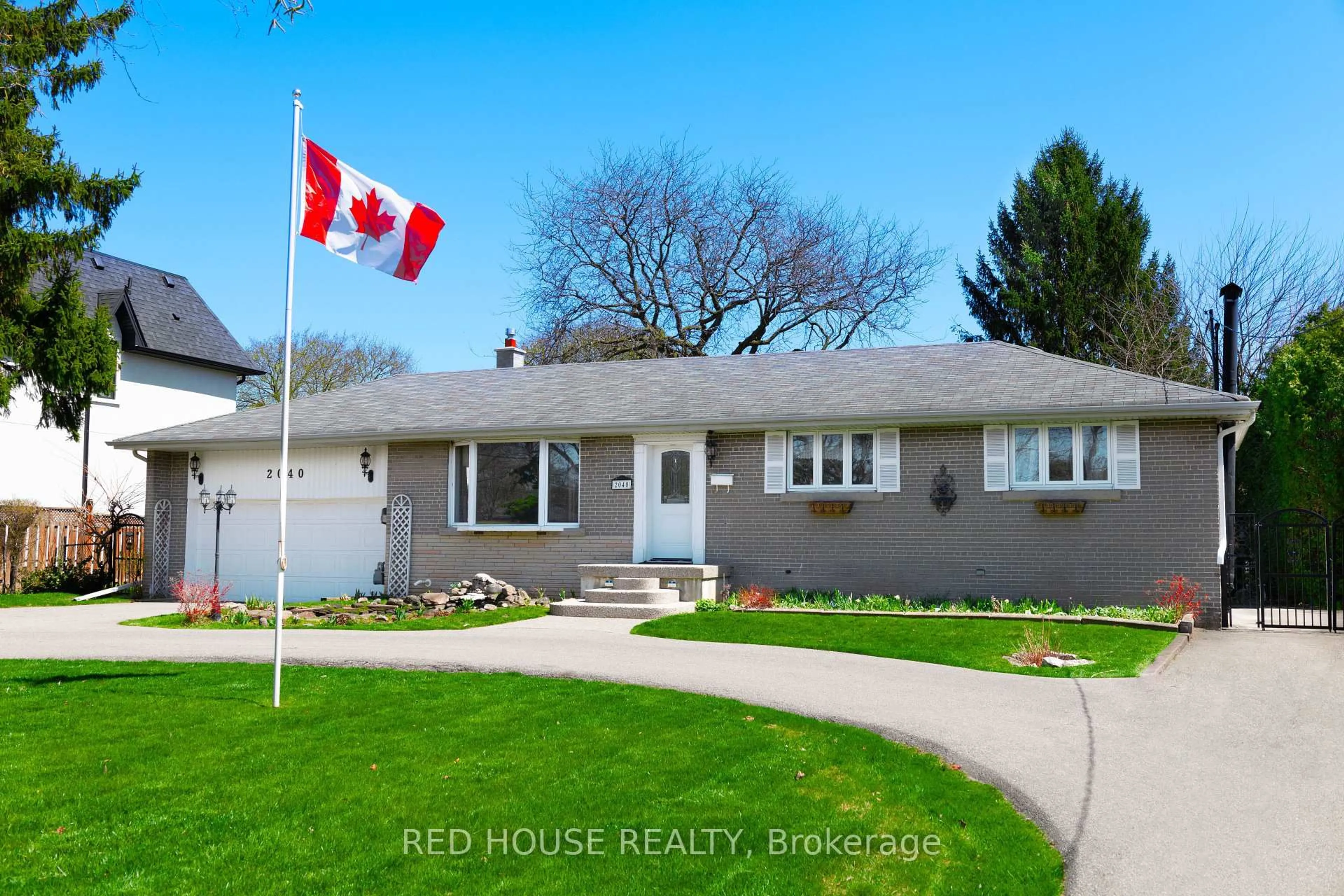 Home with vinyl exterior material, street for 2040 Rebecca St, Oakville Ontario L6L 2A2