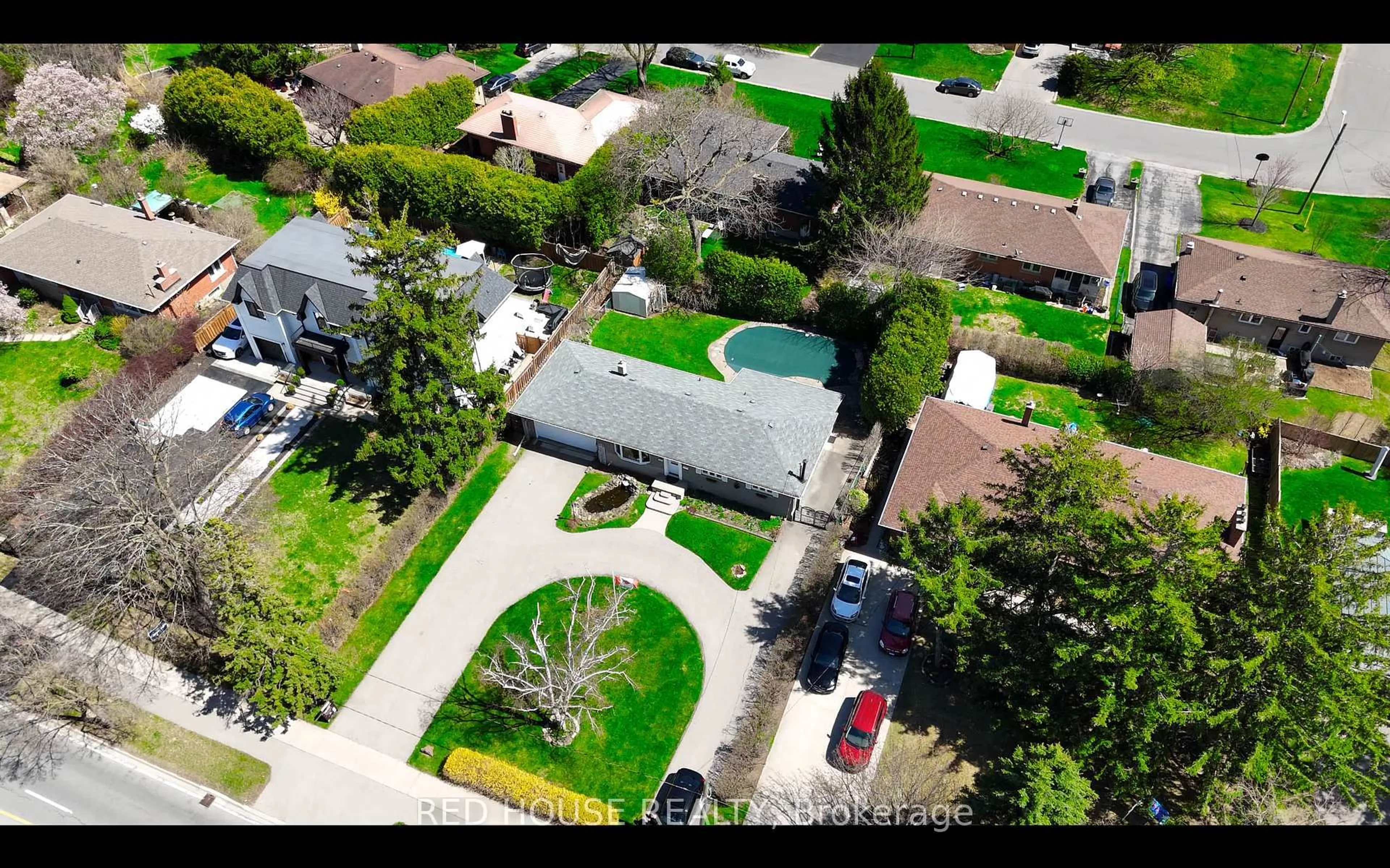 A pic from outside/outdoor area/front of a property/back of a property/a pic from drone, street for 2040 Rebecca St, Oakville Ontario L6L 2A2
