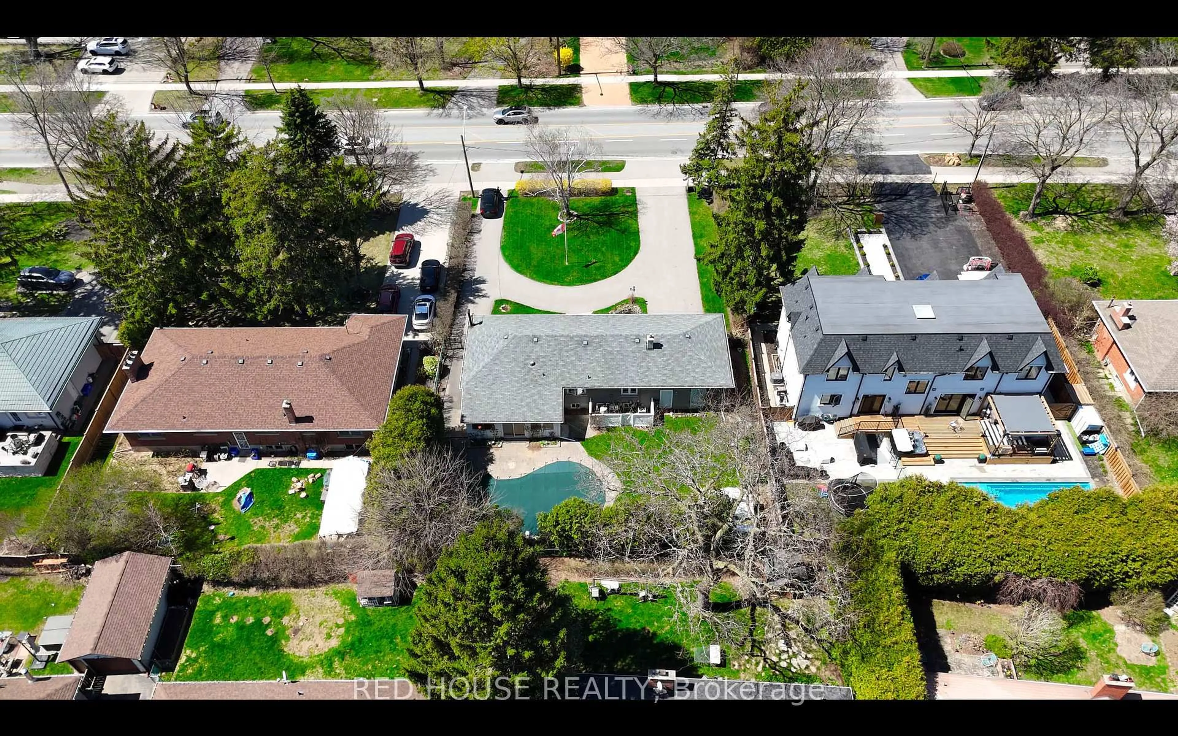 A pic from outside/outdoor area/front of a property/back of a property/a pic from drone, street for 2040 Rebecca St, Oakville Ontario L6L 2A2