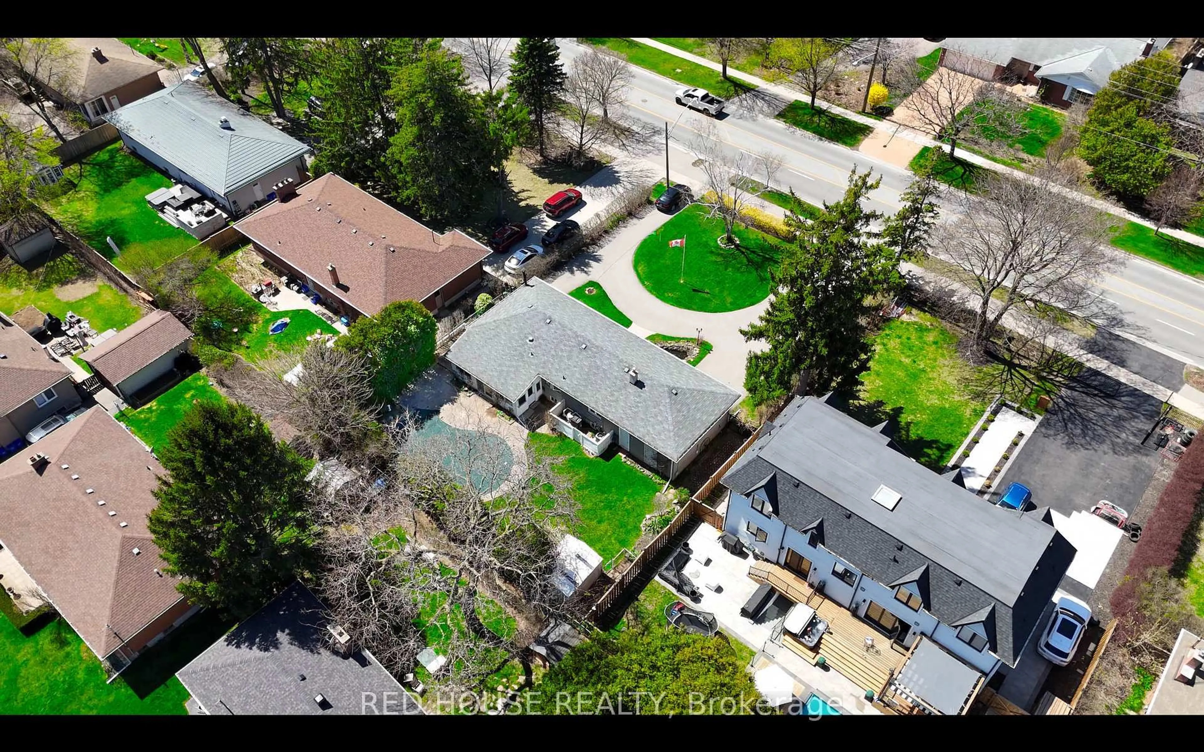 A pic from outside/outdoor area/front of a property/back of a property/a pic from drone, street for 2040 Rebecca St, Oakville Ontario L6L 2A2