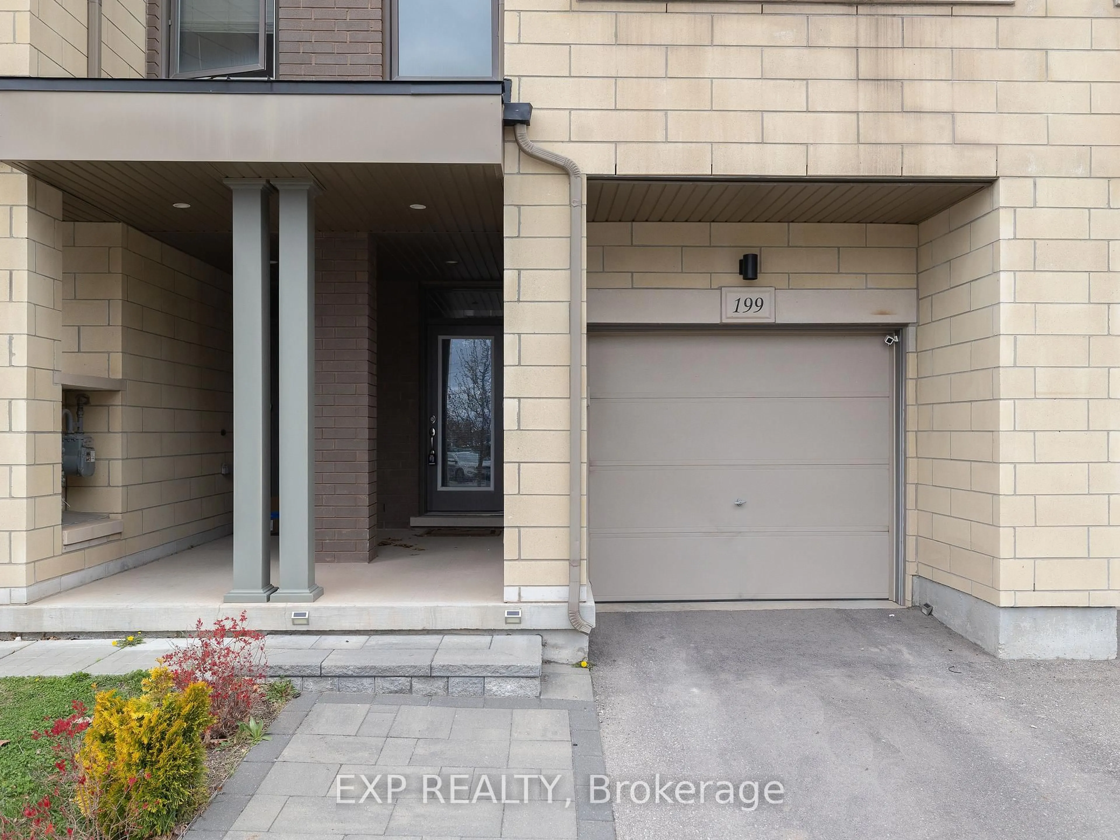 Indoor entryway for 199 Sabina Dr, Oakville Ontario L6H 0W3