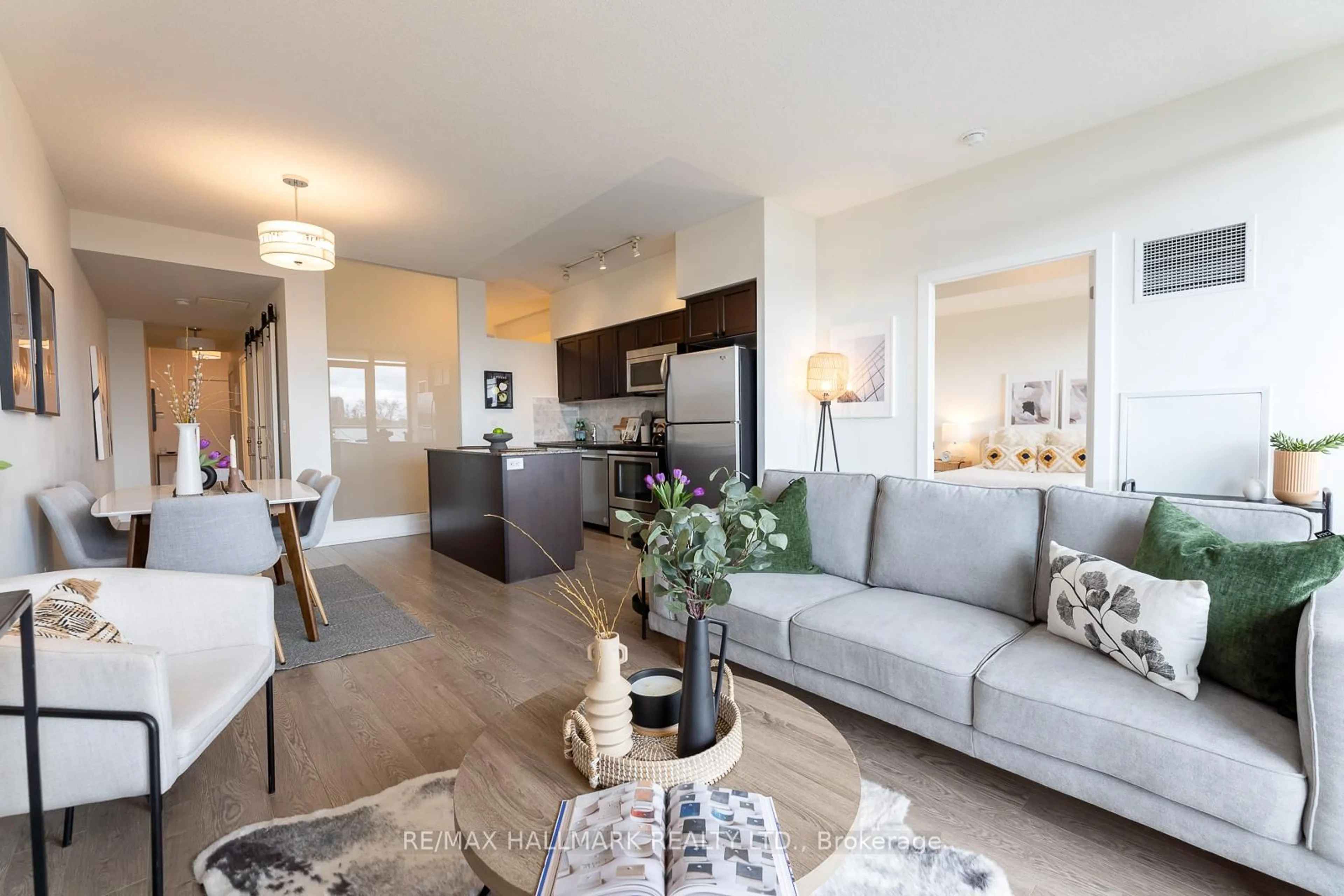 Living room with furniture, wood/laminate floor for 1638 Bloor St #611, Toronto Ontario M6P 1A7