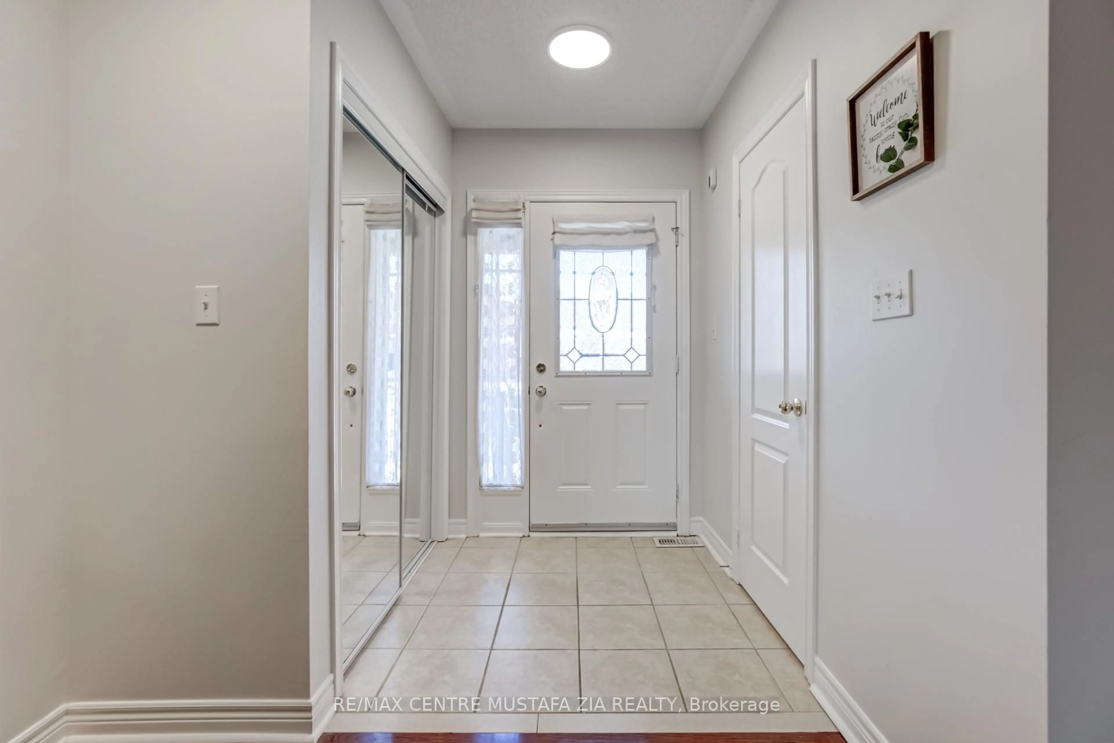 Indoor entryway for 1192 Tupper Dr, Milton Ontario L9T 6T5