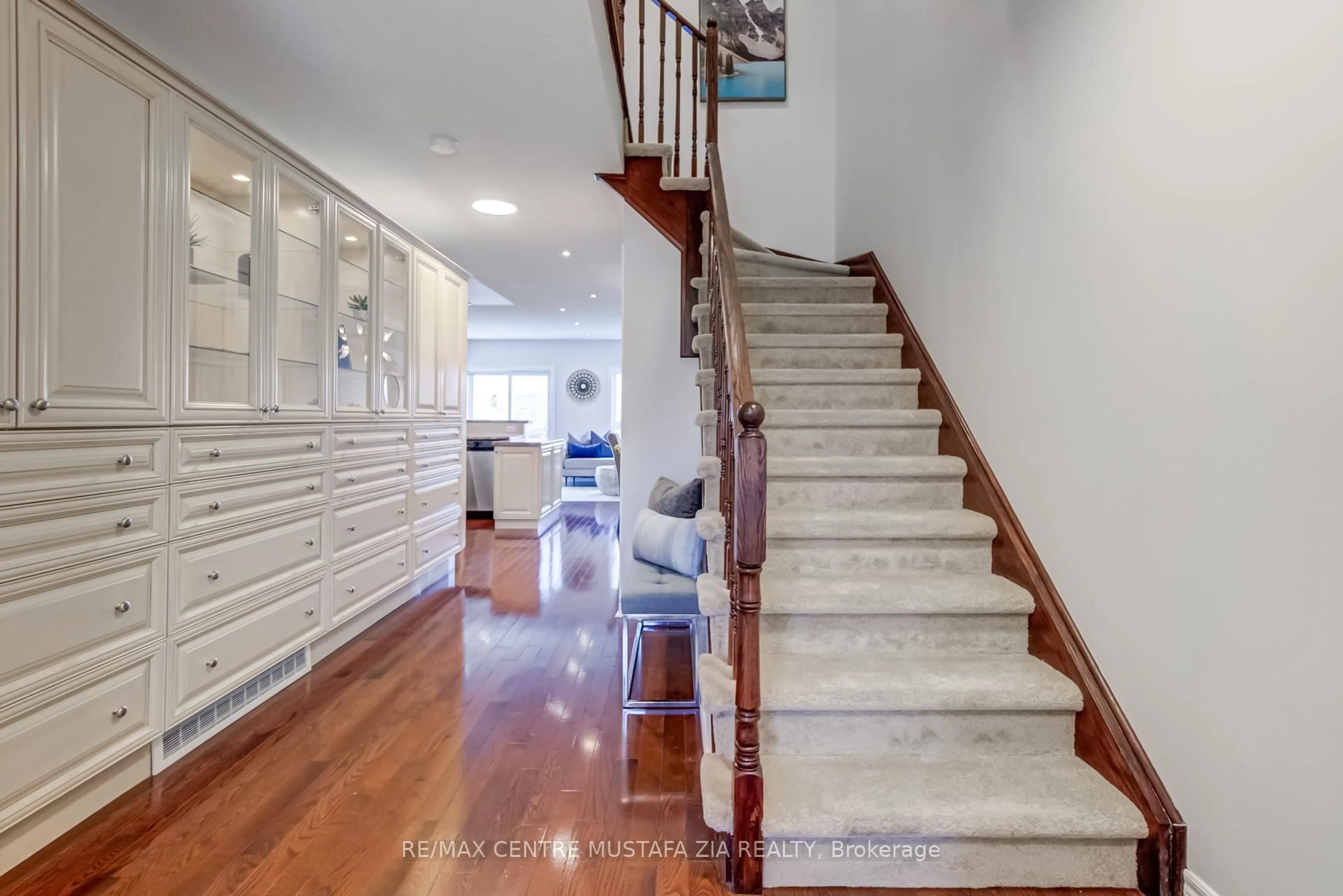 Indoor entryway for 1192 Tupper Dr, Milton Ontario L9T 6T5