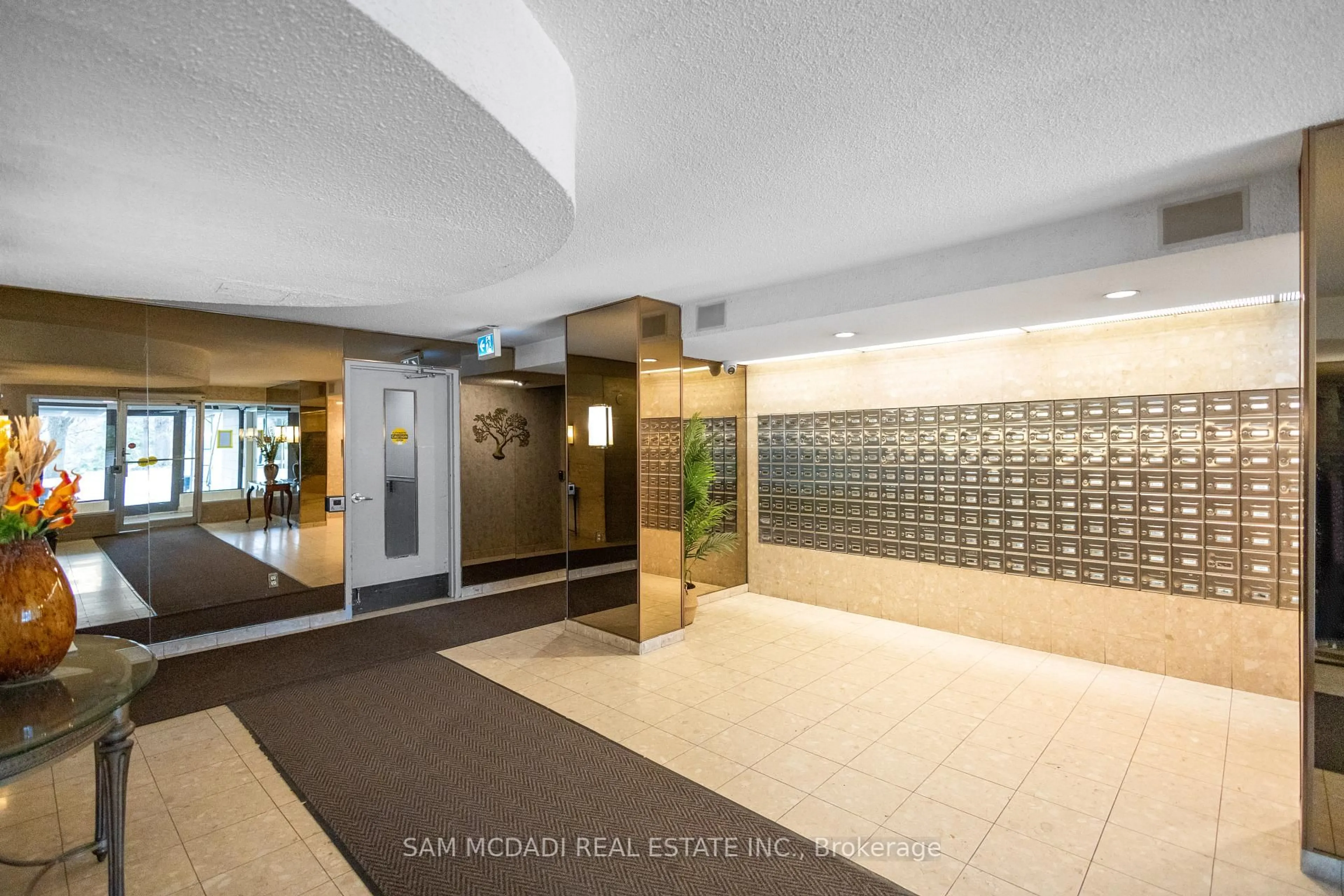 Indoor foyer for 3100 Kirwin Ave #1606, Mississauga Ontario L5A 3S6
