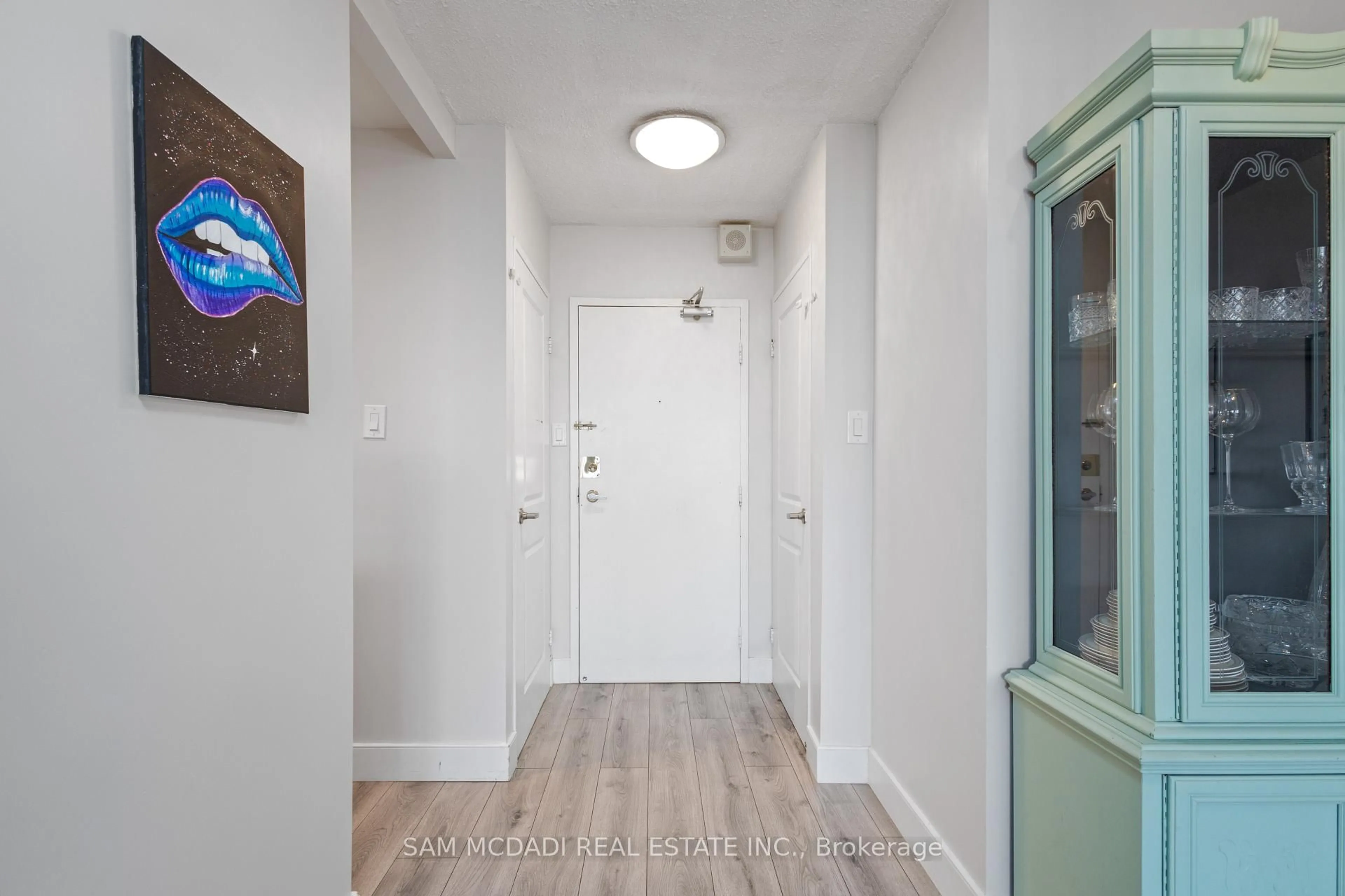 Indoor entryway for 3100 Kirwin Ave #1606, Mississauga Ontario L5A 3S6